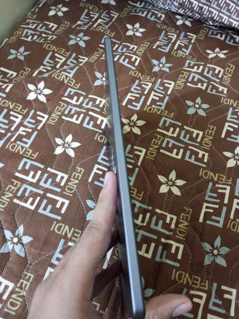تابلت Honor Pad X8a 🔥  
​إذا كنت تبحث عن تابلت يجمع بين الأداء القوي للشغل والدراسة، وتجربة ترفيهية ممتازة سينمائية، فهذا الجهاز هو الخيار المثالي!
​📱 أهم المواصفات:
​الشاشة: كبيرة بمقاس 11 إنش بدقة FHD+ (1920×1200) مع معدل تحديث 90Hz لحركة سلسة جداً وحماية متطورة للعين.  
​المعالج: Snapdragon 680 (تقنية 6 نانومتر) أداء سريع وسلس في التصفح والألعاب.  
​الذاكرة والتخزين: 128 جيجابايت ذاكرة داخلية + 4 جيجابايت رام (مع إمكانية توسعة الرام لـ 8GB).  
​البطارية: ضخمة بسعة 8300 mAh تدوم معك يوم كامل استخدام متواصل بكل سهولة.  
​الصوت: 4 سماعات خارجية (Quad Speakers) بنقاء وتوزيع صوت ممتاز.  
​النظام: MagicOS 8.0 الحديث والمستند إلى أندرويد 14.  
​الكاميرات: 5 ميجابكسل خلفية + 5 ميجابكسل أمامية (ممتازة للمكالمات والاجتماعات والدراسة).  
​التصميم: هيكل معدني خفيف وأنيق بسُمك 7.25 ملم فقط.  
​📌 حالة الجهاز : (زيرو مع الكارتونة وباقي الملحقات )
💰 السعر المطلـوب: (206 الف مجال بسيط)
📍 الموقع / التوصيل: (البصرة حيانية الشارع العام  وتوفر التوصيل)
​📞 للتواصل والاتصال أو واتساب: (***********) البصرة, العراق
