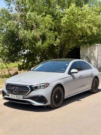 مارسدس e350 2025 فول مواصفات  الون سمنتي  حادث السيارة كلش خفيف فقط اص...