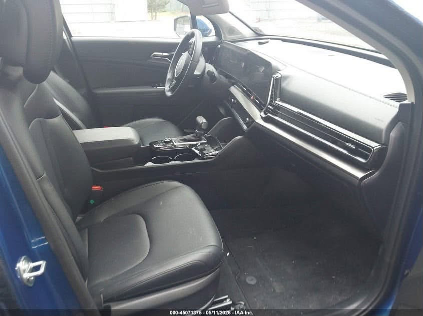 للبيع: كيا سبورتاج EX موديل 2025
المواصفات والتفاصيل:
 النوع: كيا سبورتاج (Kia Sportage)
 الفئة: EX
 الموديل: 2025
 اللون: نيلي / أزرق مميز
 المسافة المقطوعة: 9,634 ميل فقط (السيارة بحالة شبه جديدة)
 المحرك: 2.5L GDI - المحرك والجير بحالة ممتازة
 الإيرباك: بدون إيرباك
 الداخلية: جلد أسود نظيفة جداً بحالة الشركة، مع الشاشة والأنظمة الحديثة
حالة السيارة والضربة:
 الضرب بالجهة الخلفية (الجاملغ والجام الخلفي والبقلاوة).
 المقدمة، المحرك، والجانب الأيمن سليمين تماماً بدون أي ضرر.
السعر ورقم التواصل:
 السعر: 16,750 $ (167 ورقة)
 رقم الهاتف: ***********
