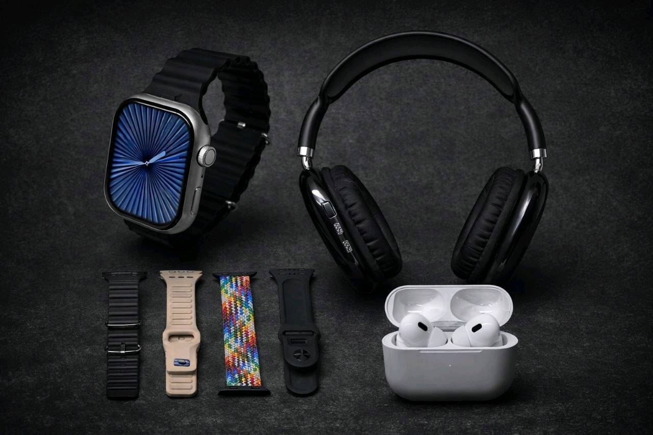 بوكس ساعة لمس وسماعة وايربود موديل Z-3437

ROCK-450 Smart Wristband + TWS
 Earbuds – سوار ذكي مع سماعات لاسلكية

سوار ذكي عملي يجمع بين شاشة كبيرة عالية الدقة وسماعات لاسلكية بتصميم TWS داخل نفس العلبة، مناسب للاستخدام اليومي وتتبع النشاطات الأساسية.

• شاشة Ultra Large High Definition لعرض البيانات بوضوح

• يدعم الاتصال عبر Bluetooth (إصدار 5.3 في السماعات)

• قياس عدد الخطوات والسعرات الحرارية والمسافة

• أوضاع رياضية: مشي، جري، ونط الحبل

بوكس ساعة لمس وسماعة وايربود موديل Z-3437

• استقبال إشعارات المكالمات والرسائل

• سماعات لاسلكية تدعم اللمس للتحكم بالمكالمات والموسيقى

• إمكانية استخدام السماعات بشكل منفصل أو معًا (TWS)

الساعة الذكية:
• نظام التشغيل المدعوم: Android 5.0 فأعلى / iOS 9.0 فأعلى
• البلوتوث: Bluetooth 4.0
• نوع البطارية: Lithium Polymer
• نطاق درجة الحرارة التشغيلية: ‎-10°C إلى 50°C
• الحساسات: مستشعر تسارع إلكتروني

السماعات اللاسلكية:
• إصدار البلوتوث: 5.3 + EDR (استهلاك منخفض للطاقة)
• تردد البلوتوث: 2.4GHz
• مدى الاتصال: 15–25 متر
• سعة بطارية علبة الشحن: 300mAh
• سعة بطارية السماعة: 30mAh لكل سماعة
• وقت تشغيل الموسيقى: 2–3 ساعات
• وقت المكالمات: حوالي 4 ساعات
• زمن الشحن: حوالي 1 ساعة
• جهد الشحن: 5V

محتويات العلبة:
• ساعة ذكية ROCK-450
• 4 سوارات
• زوج سماعات لاسلكية TWS
• علبة شحن للسماعات
• كابل شحن
• دليل استخدام
السعر: 25 الف 
التوصيل: 3 بغداد 5 محافظات
