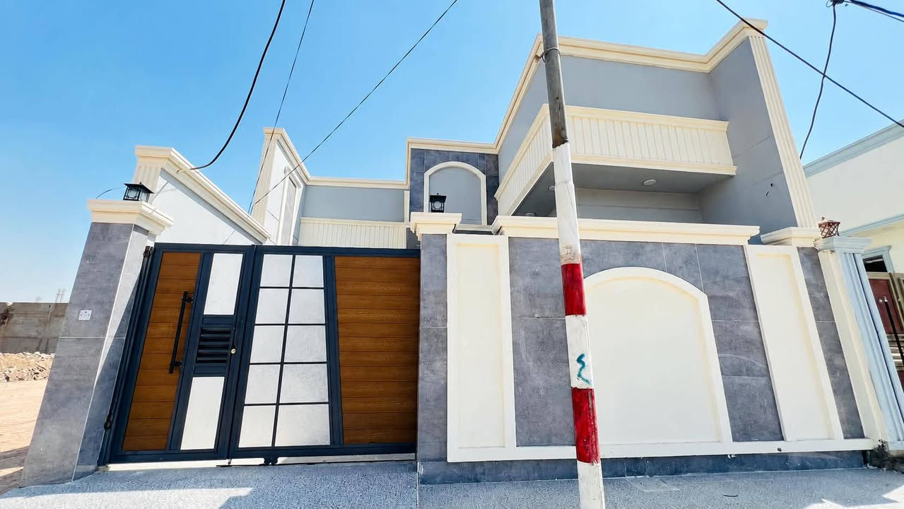 دار سكن للبيع
___
العنوان : حي الجامعة 
 داخل مجمع حيدر ابن حجي هندي النموذجي
بداية المجمع البلوك الأول قرب البوابة 
مجمع خدمات كاملة
كهرباء _إنارة _ماء _مجاري _ تبليط _ أرصفة_مولدة منطقة
_يقع على شارع بعرض 15 / M _موقع مميز  

-------------------------------------
زراعي سند 25 
بناء حديث  
غير مسكون 2026
طابق واحد كونكريت مسلح

المساحة :200 / M

--------------------------------
 تفاصيل البيت 
____
غرف نوم عدد 2 نظام سويت، صالة عدد 2، استقبال، مطبخ(حار+بارد)، مجمع صحي عدد 2، گراج سيارة، حديقة

 

                          المراجعة 
    مكتب مهدي العتابي للعقار ديوانية الجزائر مقابل فندق
برج الامراء للاستفسار 
 *********** مهدي العتابي                                     *********** حيدر الفتلاوي
***********
