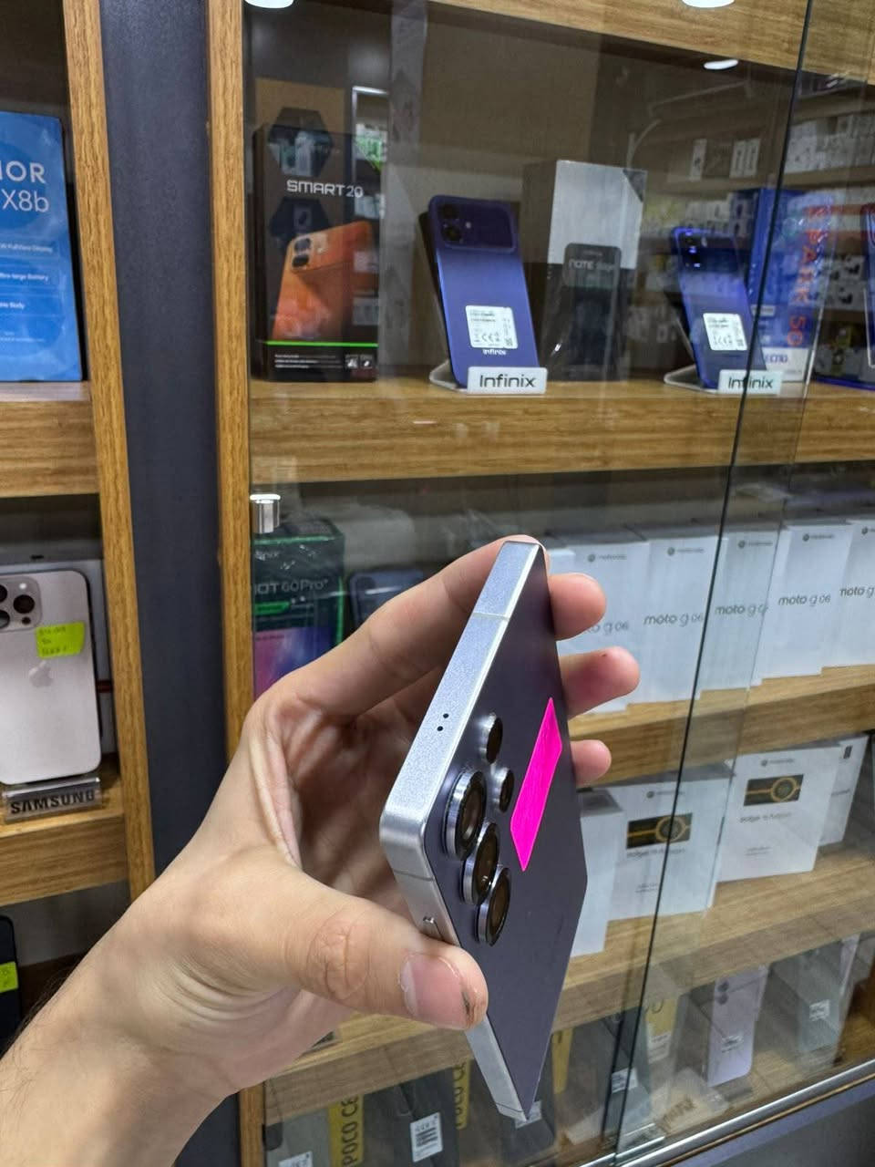 السلام عليكم ورحمة الله وبركاته
توفر جهازين s25 ultra 1 Tera أجهزة نظيفة جدا واضحات بالصور شرط الفحص كراتين وملحقات كاملة 
سعر القطعة مليون و325 الف من الاخير 
 يوجد توصيل بغداد ومحافظات باعتماد حصرا  
او تجي انت تاخذة
للتواصل خاص او واتس اب ***********
ربي يرزق الجميع
