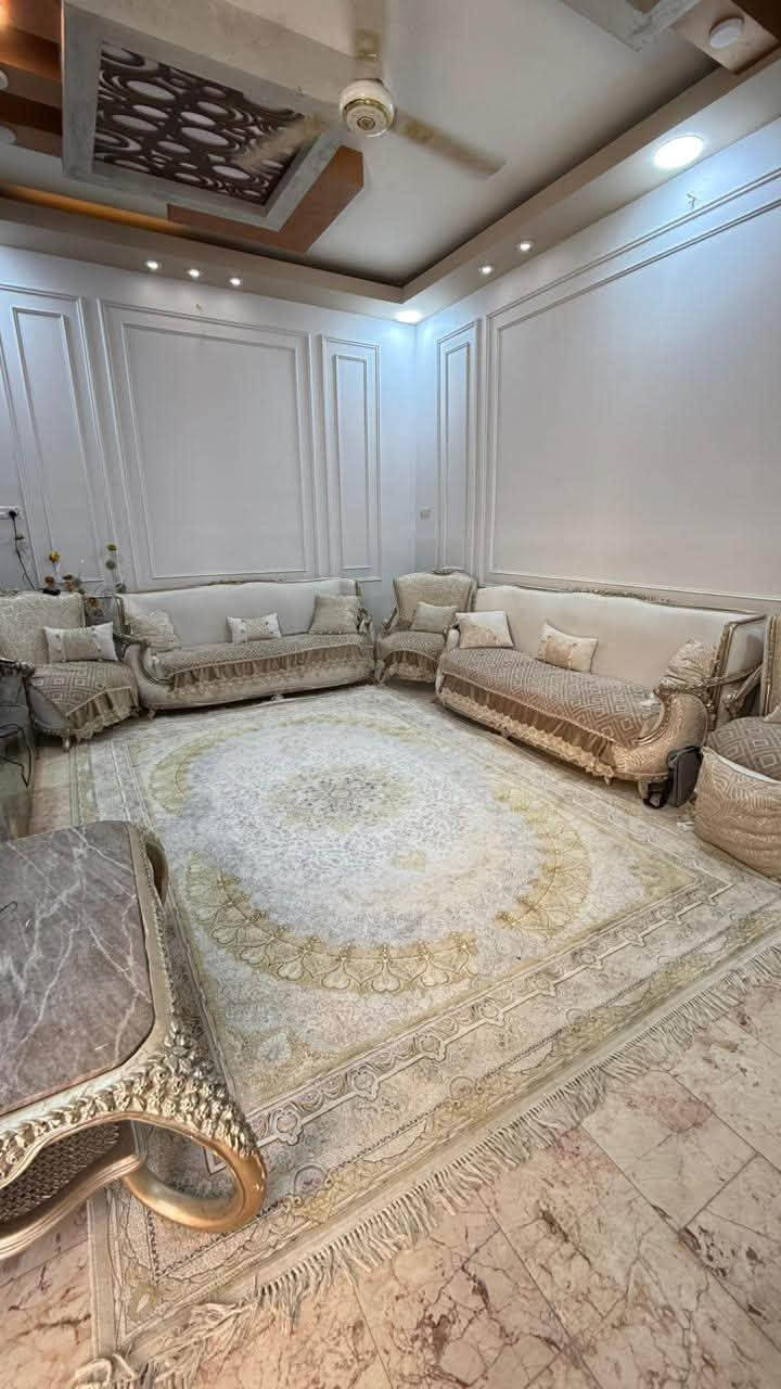 بيت للبيع 200م  رقم العقار 33932 طابو غير مطلوب بناء 2012 وتشطيبات جديده2025 …
طابقين  : طابق الاول غرفه وصاله كبيره وصحيات ومطبخ واستقبال والارضيه مرمر اسباني  
الطابق ال2 
4غرف وحمام 
طابو كونكريت الطابق الاول والثاني عكاده 
سعر البيع 265 مليون وبي مجال للشراي 
الموقع  الناصريه حي اور الثانيه شارع السبيس 
للاستفسار  ***********
