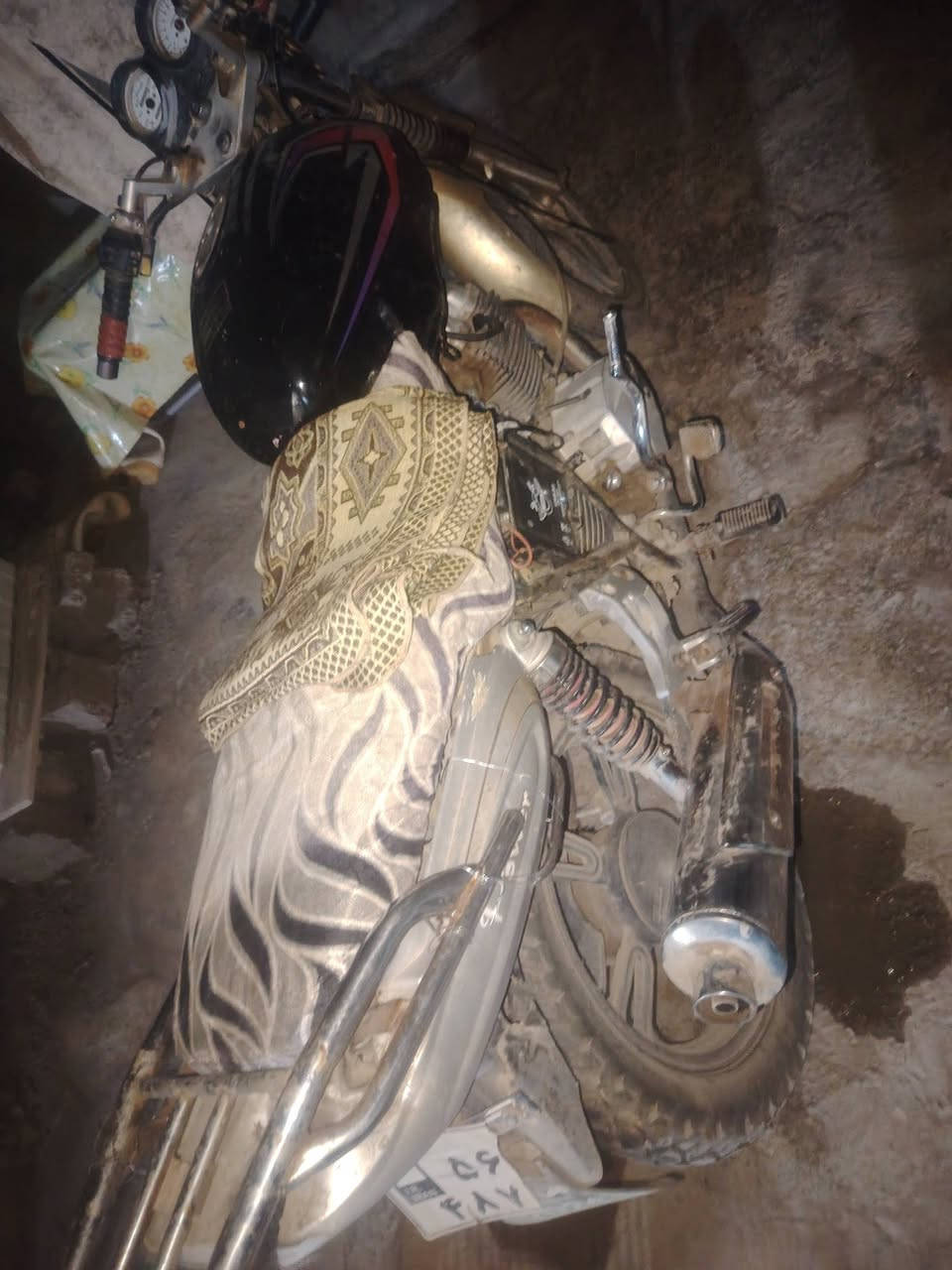 سلام عليكم دراجه بانده تايرات جدد المحرك  مجفت جديد الدراجه كامله فقط يرادلها  ترتيب سعر ٣٠٠ ***********رقمي.. الخالص جيزاني
