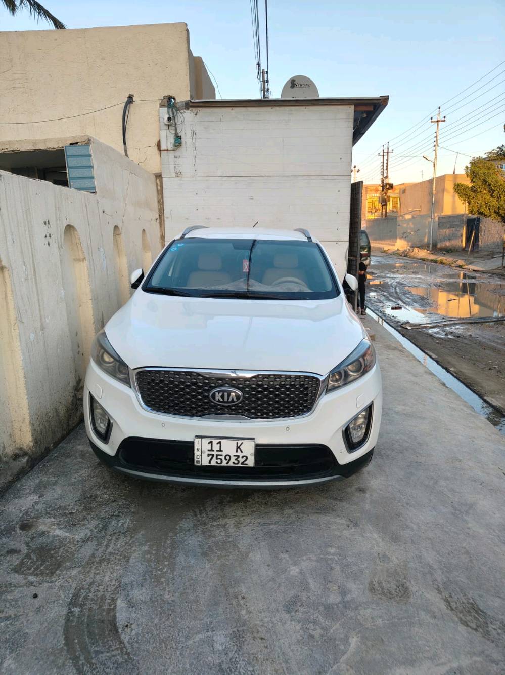 سورنتو 2017 

بصمة تشغيل

بصمة ابواب

حساسات خلفي وامامي

كامرة خلفية

محرك ٦ سلندر 

وباقي الموصفات معروفة 

بيهة باب بارد ورة الصدر