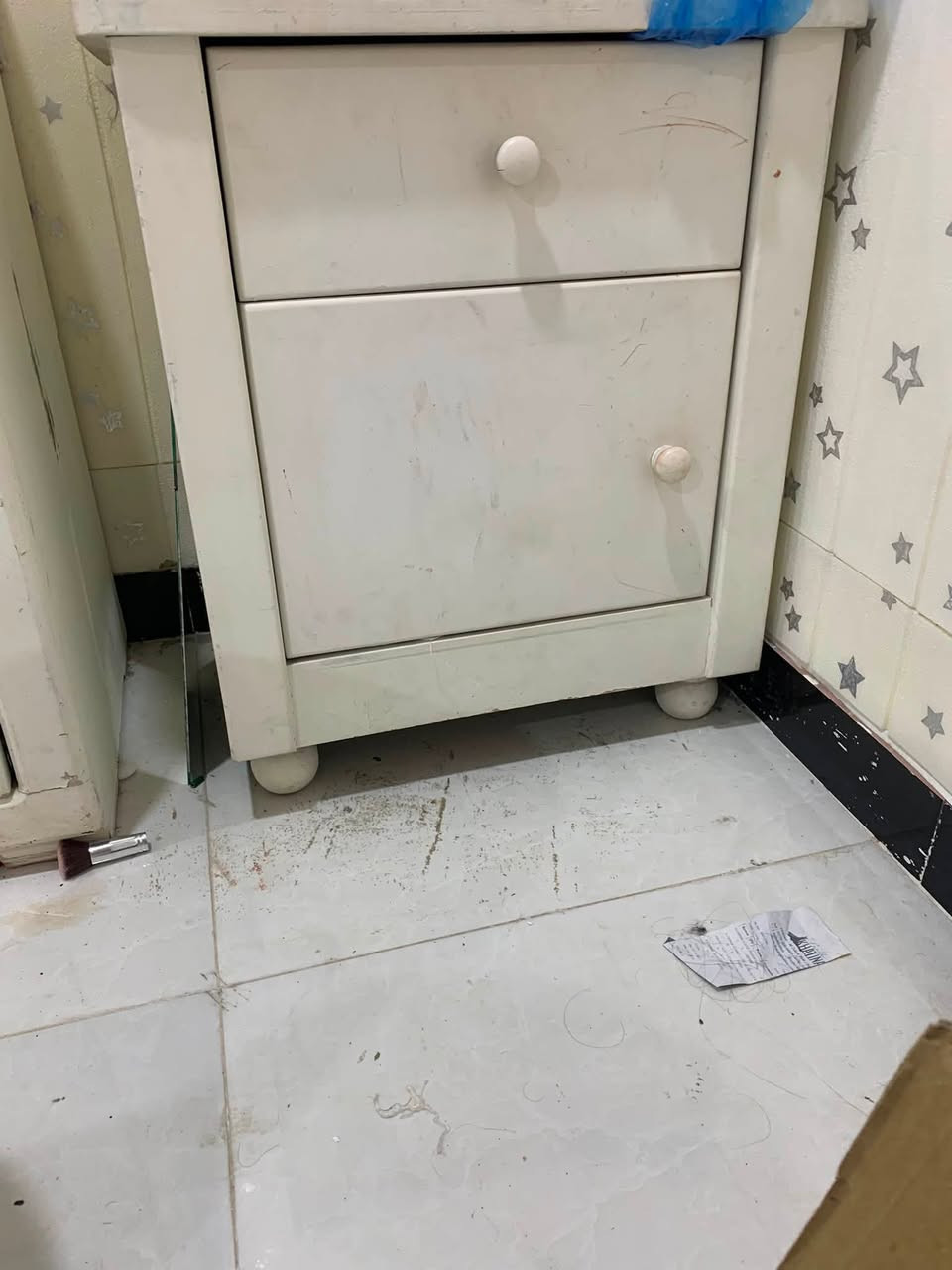 غرفه نفر واحد ٤٠٠ الف ٤ ابواب كنتور و٢ كومدي وميز وسرير نفر زبير ***********
