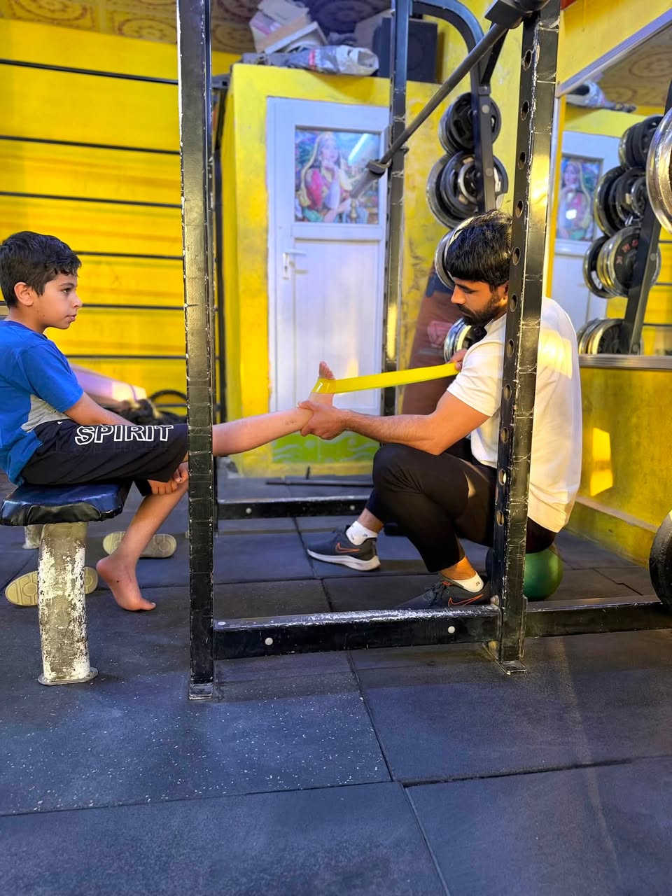 هذا الفيديو يختصر رحلة بطل صغير بعد عملية جراحية بالقدمين، وكيف انتقل معنا خلال 4 أسابيع فقط من الصعوبة والضعف إلى القوة، التوازن، والركض بكل ثقة! 
في بداية التأهيل: صعوبة بالوقوف والتوازن، وعدم القدرة على المشي المستقل.
بعد 4 أسابيع من التأهيل والتدريب العلاجي: أصبح يقف بثبات، يوازن جسمه، ويركض بابتسامة تملأ المكان أمل وفرح! 
الاستمرار، الالتزام، والخطوات العلمية المخصصة لكل حالة هي المفتاح لعودة أي شخص لحياته الطبيعية وأقوى مما كان.
هل تعاني من إصابة، ضعف حركي، أو تحتاج برنامج تأهيلي / خاص
التأهيل العلاجي والتدريب الخاص مو بس تمارين، هو إعادة ثقة وصحة.

#مدرس #ومدرب #التربية #البدنية 
تأهيل الأصابات الرياضية
تدريب الحالات الخاصة 
تدريب اللياقة البدنية 
تدريب الرشاقة ونحت الخصر
نظام غذائي مخصص لجسمك فقط
تنزيل الوزن بطرق علمية
بأشراف شخصي

📥
تواصل معنا عبر الرسائل المباشرة (Direct)
للاتصال او واتس اب 
***********
