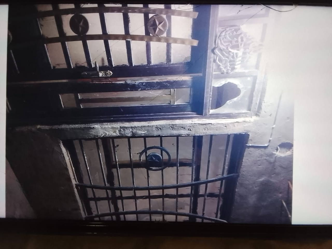 البيت يتكون من 1غرف نوم وصاله واستقبال و صحيات البيت صاير على شارعين يبعد عن شارع كربلاء حوالي ابو مهدي مهندس 600متر البناء حديث ومرتب له طريقين على شارع شبانات طريق وعلى شارع حوالي ابو مهدي مهندس طريق العنوان كربلاء شبانات مساحتها بيت 65 متر سند 35

السعر 32مع المجال 
*********** اثير 
***********   آسيا
