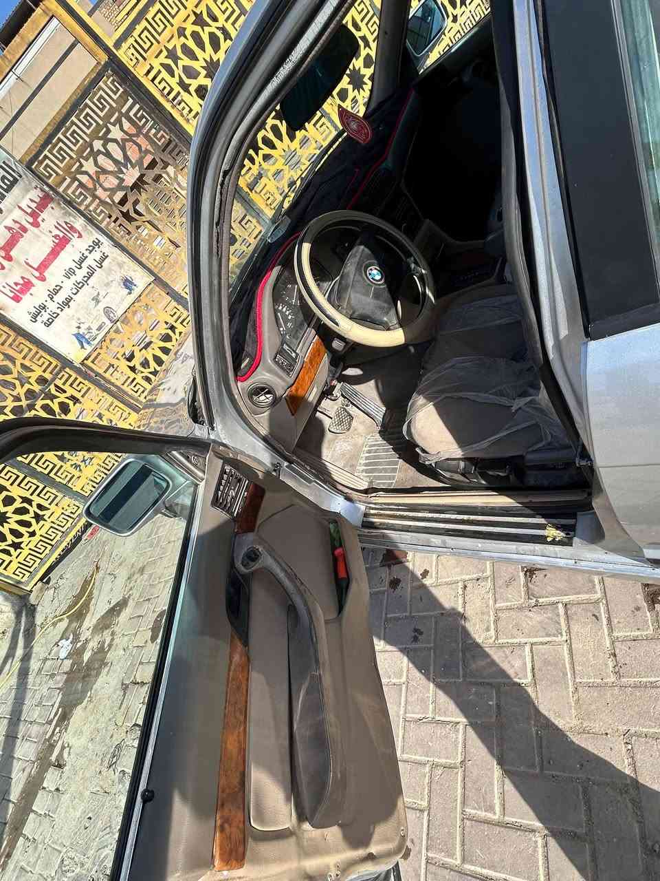 للبيع سياره بي ام 525 موديل 1993 مكينه 28 عدله كير اوتماتيك  سنويه ل2027 هزه جديده رقم انكيليزي انبار السياره كهربائيات شغاله تبريد نصبه حلوه السياره بيها نواقص بصيطه وبيها خيط تبخير ممتئكدين منه السعر 40 وبيها مجال رقم ***********
