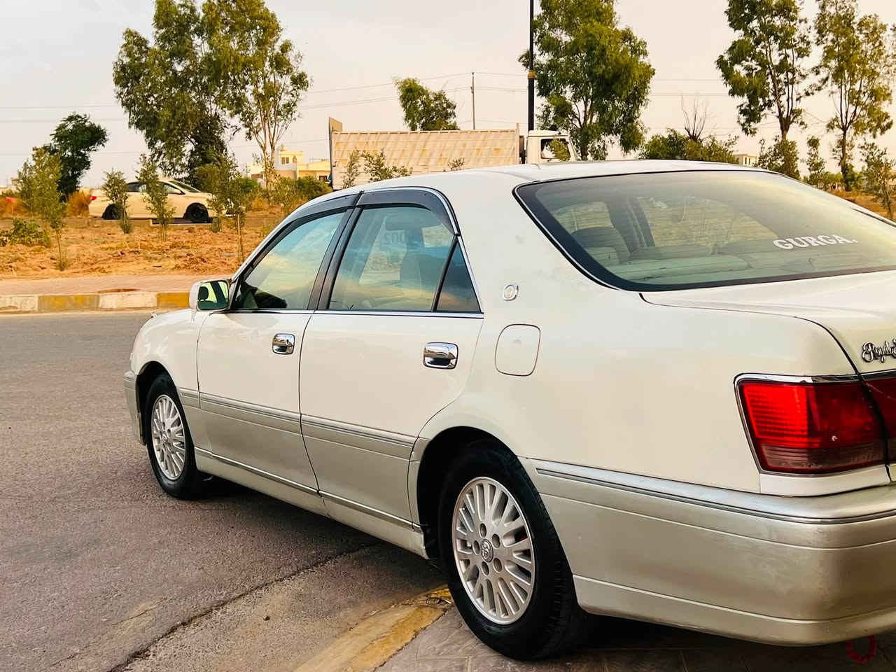 سه ره تا به ناوي خواي گه وره مه ليكه بؤ فرؤشتن براوه براوه مؤديل 2002 نمونه له جواني مه كينه D171بچوك ناو زه رد چوار تايه ي تازه تاقم پئيشو دوا تازه چركه ي تيا نيه ته نيا شانه كاني بؤياخي ئه ويته وه كؤدي هه يه و بار كؤدي وه ر گيراوه ته بريد له سه ر سويچ  نرخي ٣٢گه لا قوفلي شوين چه م چه مال ژماره ي موبايل *********** وه تسئاپي له سه ره
