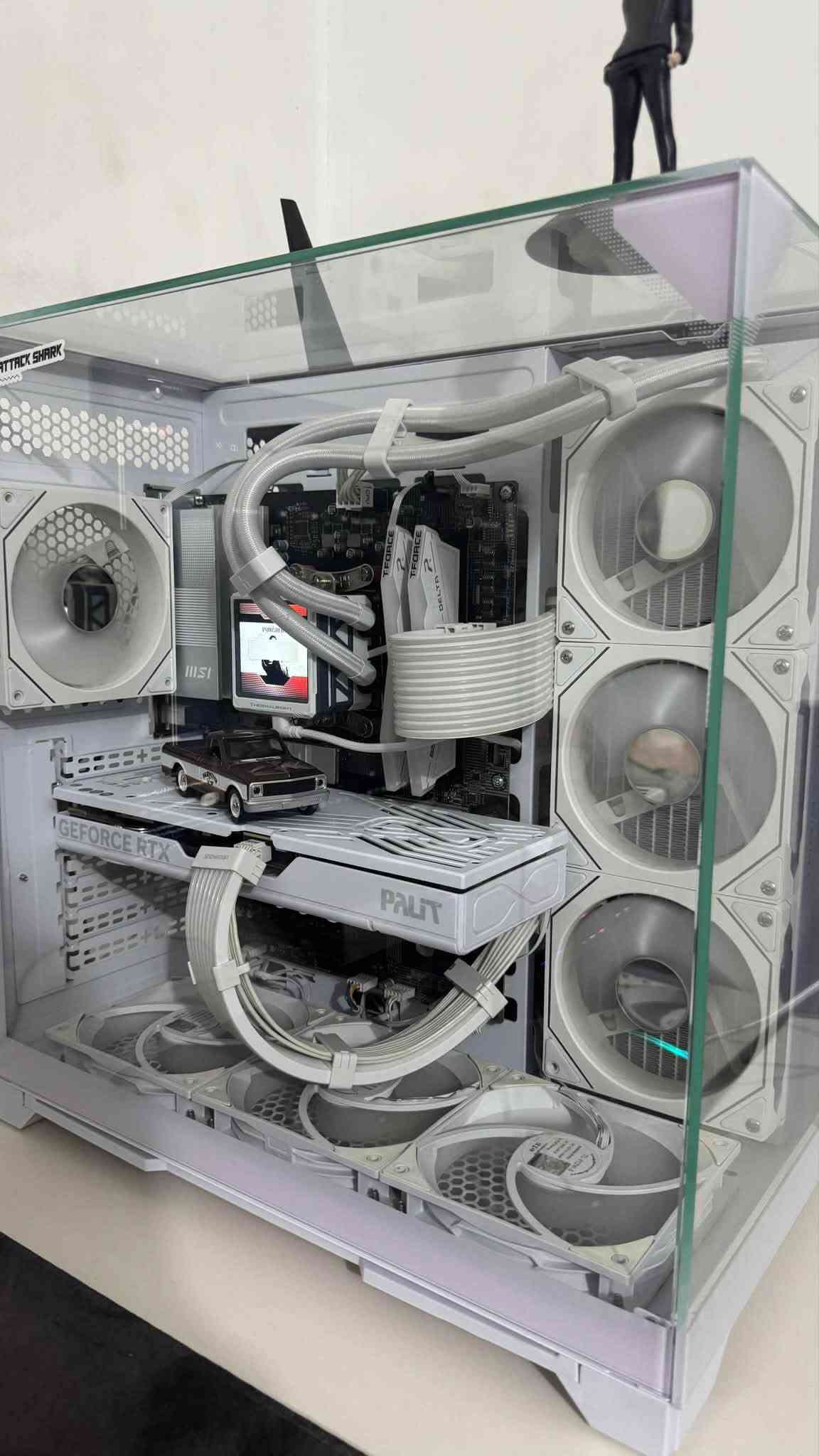 السلام عليكم pc gaming للبيع مستعجل
المواصفات 

‏Palit 5070 12gb oc white 
‏Amd 9600x box 
‏ Msi b840-p wifi
‏Ssd 1TB lexar 6500 gen4
‏Ram t-force ddr5 16*2 6000 white
‏Thermalright 750w gold pcie 5 full moduler white
‏Cooler thermalright frozen warframe 360mm (lcd) 
                Case xigmatek AQUA V AIR ARCTIC 7fan 
                               Snowman ARGB 
Extension Cable 
مع شاشة msi mag 275QF
يوبي اس فاربر 1kv 
سماعات hyper x cluod II
ماوس logitech g102 gaming
ماوس ثاني لاسلكي /سلكي لون ابيض AJAZZ AJ179 pro
جويستك اكس بوكس اصليه
كيبور attack shark x98pro ميكانيكي
جميع القطع متوفره الكراتين مالتها 

ملاحظه البيسي باللون الابيض يعني كل قطعها لون ابيض مميز 
السعر المطلوب للكيس فقط مليونين و550 وبيها مجال بسيط
واذا ويه الشاشه وباقي الملحقات يختلف السعر 
للتواصل *********** متواجد واتس اب او اتصال او مراسله
العنوان الرمادي

نص مكتوب في الصور:
- DirectX Diagnostic Tool
- System Display Sound 1 Sound 2 Input
- Device
- Drivers
- Name: NVIDIA GeForce RTX 5070
- Manufacturer: NVIDIA
- Chip Type: NVIDIA GeForce RTX 5070
- DAC Type: Integrated RAMDAC
- Device Type: Full Display Device
- Approx. Total Memory: 27843 MB
- Display Memory (VRAM): 11943 MB
- Shared Memory: 15900 MB
- DirectX Features
- DirectDraw Acceleration: Enabled
- Direct3D Acceleration: Enabled
- AGP Texture Acceleration: Enabled
- DirectX 12 Ultimate: Enabled
- Notes
- No problems found.
- Main Driver: nvldumdx.dll,nvldumdx.dll,nvldumdx.d
- Version: 32.0.16.1074
- Date: 7/2/2026 03:00:00
- WHQL Logo'd: Yes
- Direct3D DDI: 12
- Feature Levels: 12_2,12_1,12_0,11_1,11_0,10_1,10
- Driver Model: WDDM 3.2
- Help
- Next Page
- Save All Information...
- Exit
- DirectX Diagnostic Tool System Display Sound 1 Sound 2 Input This tool reports detailed information about the DirectX components and drivers installed on your system. If you know what area is causing the problem, click the appropriate tab above. Otherwise, you can use the "Next Page" button below to visit each page in sequence. System Information Current Date/Time: Monday, September 21, 2026, 11:02:30 م Computer Name: MOHAMMED Operating System: Windows 11 Pro 64-bit (10.0, Build 26200) Language: العربية (Regional Setting: العربية) System Manufacturer: Micro-Star International Co., Ltd. System Model: MS-7E57 BIOS: 1.A50 Processor: AMD Ryzen 5 9600X 6-Core Processor (12 CPUs), ~3.9GHz Memory: 32768MB RAM Page file: 18132MB used, 16996MB available DirectX Version: DirectX 12 Check for WHQL digital signatures DxDiag 10.00.26100.9278 64-bit Unicode Copyright © Microsoft. All rights reserved. Help Next Page Save All Information... Exit Search
