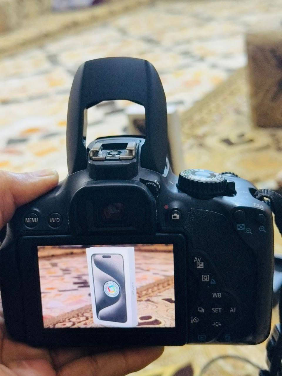 هاي المواصفات من جي بي تي 
اريد ابيعها او مراوس بجهاز نضيف ايفون او اندرويد 
*********** مكانها بغداد 

الكاميرا هي Canon EOS 650D، والمعروفة أيضًا باسم Canon Rebel T4i ببعض الأسواق. �
كانون +١
مواصفاتها
الحساس: APS-C CMOS
الدقة: 18 ميگابيكسل
المعالج: DIGIC 5
الأيزو: 100–12,800، وقابل للتوسعة إلى 25,600
التصوير المتتابع: لحد 5 صور بالثانية
الفوكس: 9 نقاط، وكلها Cross-type
الشاشة: 3 إنچ، لمس، متحركة، دقتها حوالي 1.04 مليون نقطة
الفيديو: Full HD 1080p
الذاكرة: SD / SDHC / SDXC
البطارية: LP-E8
الموديل نزل سنة 2012. �
كانون +١
العدسة اللي وياها
العدسة الظاهرة عندك هي Canon EF-S 18-55mm، وهي عدسة زوم قياسية مناسبة للتصوير اليومي وتصوير المنتجات.

