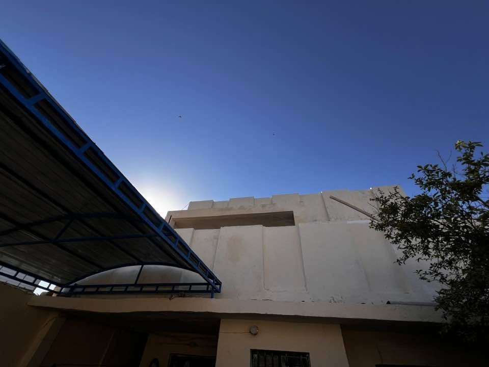 السلام عليكم 

🏠 منزل للبيع

للبيع منزل في ١٧ قرب مدرسة الصديق قريب محطة القادسية ، موقع مميز وهادئ وقريب من الخدمات.

📐 المساحة:٢٠٠ ** متر**
🏡 عدد الطوابق: ٢
🛏️ عدد الغرف: ٤ وستقبال وهول
🚿 عدد الحمامات: ٢ داخلي وخارجي
📄 السند: طابو صرف

💰 السعر: ١٥٠   وقابل للتفاوض للجادين.

📞 للاستفسار والتواصل:***********

للجادين فقط، والله يرزق الجميع 🤲
