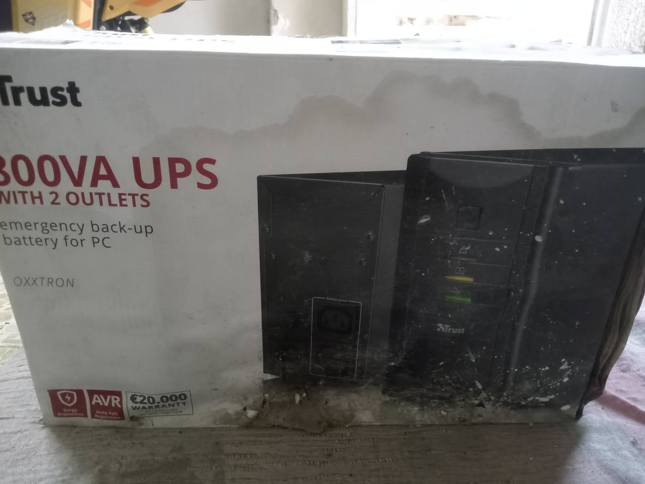 📢 جهاز UPS (منظم ومزود طاقة) للبيع في بغداد 🔌⚡
للبيع جهاز منظم تيار ومزود طاقة غير منقطع من شركة Trust العالمية المعروفة، موديل Trust Oxxtron 800VA 
✨ فائدة الجهاز الأساسية:
يحمي أجهزتك الحساسة (الكمبيوتر المكتبي، شاشة القيمنق، بلايستيشن، أو النانو والراوتر) من الإطفاء المفاجئ عند انقطاع الكهرباء الوطنية أو التحويل للمولد. يعطيك وقت كافي لحفظ ملفاتك وإطفاء أجهزتك بأمان لحمايتها من الاحتراق أو تلف البيانات.
⚙️ المواصفات الفنية:

* القدرة: 800VA (ما يعادل 360 واط فعلي).
* المنافذ: يحتوي على منافذ خلفية محمية من تذبذب التيار.
* الحجم: حجم صغير ومدمج ومثالي للمكاتب أو غرف القيمنق.

🛠️ حالة الجهاز: مستخدم نظيف جداً وبحالة ممتازة وشغال بشرط الفحص.
📍 الموقع: بغداد - السيدية
💰 السعر: 25,000 دينار عراقي
📞 للاتصال والتواصل: *********** (أو المراسلة عبر الخاص لشراء الجهاز).
