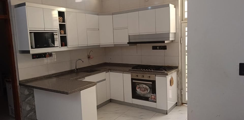 🏡 للبيع – بيت سكني بناء حديث (درجة أولى)

📍 الموقع: حي التضحية – خلف شارع العلوة المخضر القديمة.

🔹 المساحة: 100 م²
🔹 المواصفات:

* غرفة نوم
* صالة
* استقبال
* مطبخ
* صحيات داخلية وخارجية
* منور
* سطح كبير

✅ البيت نظيف وفارغ حالياً وجاهز للسكن مباشرة.
✅ يقع على ساحة كبيرة تمنح راحة وسهولة في الوقوف والحركة.
✅ المنطقة مخدومة بالكامل، مع تبليط جديد، أرصفة، وشوارع نظامية، وجميع الخدمات متوفرة.

💰 السعر: 70 مليون دينار قابل للتفاوض.

📞 للاستفسار والمعاينة:
مكتب نجمة الإبداع للعقار

* ***********
* ***********
