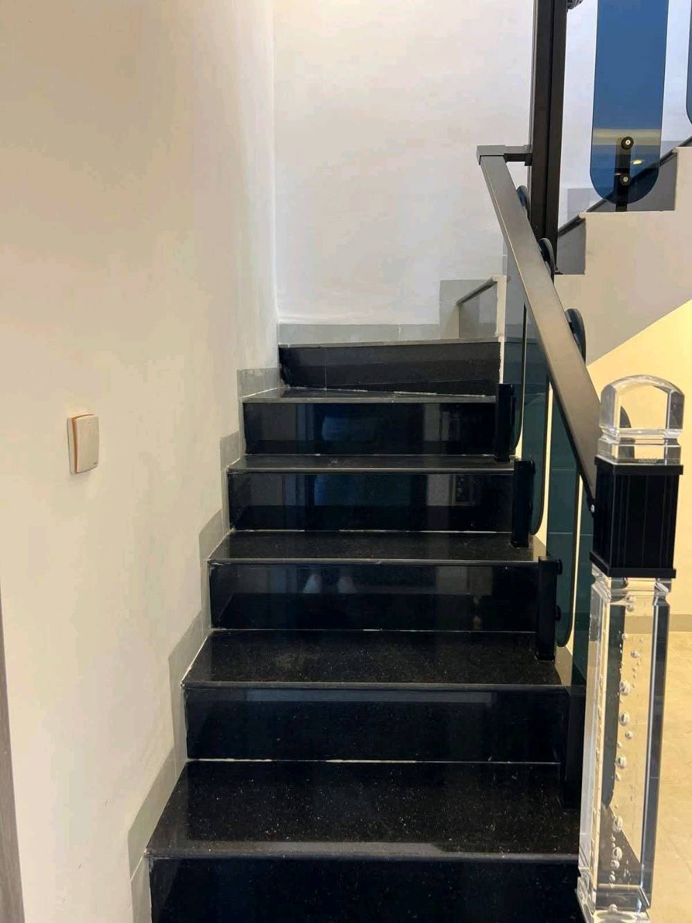​🔥 دار للبيع بتصميم حديث وموقع استثماري في حي الجهاد 🔥
​تطلّع لسكن الراحة والأناقة في منطقة الأساتذة القريبة من أربع شوارع – موقع متميز بالقرب من كافة الخدمات الأساسية!
​📐 المواصفات والمساحة
​المساحة: 125 م² (واجهة 6.25 م × نزال 20 م)
​الواجهة: بورسلين إسباني فاخر يعكس الفخامة والجودة.
​🏛️ تفاصيل البناء (3 طوابق كاملة)
​الطابق الأول:
​كراج سيارة + صالة استقبال فاخرة.
​مطبخ + مطبخ حار (Hot Kitchen).
​هول داخلي واسع مزود بـ شلال داخلي يضفي لمسة جمالية ساحرة.
​غرفة نوم + صحيات + مناور خلفية للإضاءة والتهوية الطبيعية.
​الطابق الثاني:
​3 غرف نوم واسعة وتصميم مريح.
​2 صحيات مفصولة.
​الطابق الثالث:
​غرفة نوم كبيرة جداً.
​مطبخ متكامل + صحيات + سطح أمامي.
​📲 للمعاينة والاستفسار:
يرجى التواصل مباشرة على الرقم: ***********