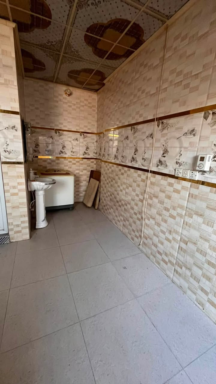 🏡🏡مشتمل مؤثث للايجار 🏡🏡
🛑🛑يتكون من غرفتين وهول ومطبخ وصحيات مع خط نت ومولد ذهبي.
🛑🛑موقعه شارع ٦٠ قرب الجمعيه التعاونية الاستهلاكيه منطقه هادئه وبيها كل الخدمات.
🛑🛑يؤجر فقط فقط للطلاب  السعر(٥٠٠الف) قفل.
🛑🛑الصور قديمه تم تأثيث المشتمل بالكامل ومعزول بالكامل🛑🛑
🛑🛑لمعلومات اكثر التواصل مع  صاحب المشتمل مباشرةً ع الرقم التالي: ***********
