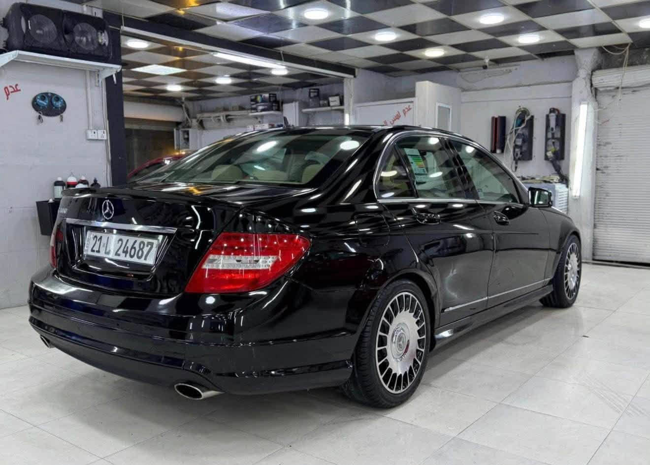 مرسيدسc300 موديل 2010 حادثها جاملغ وروس مداكر فقط بدون دواخل توني نافضها 18ورقه كلشي جاهز حداده وتايرات تبريد ما بيها اي نقص سعرها 140  تليفون ***********

