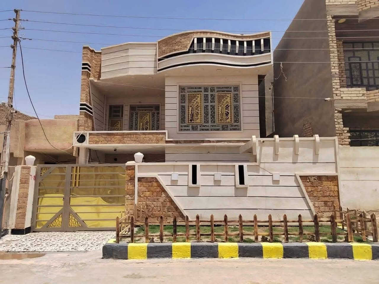 السلام عليكم دار للبيع طابقين مساحة 200م واجه 10م ونزال 20م بناء حديث طابوق يحتوي على حديقة وكراج ومطبخ وصالة وهول وحولي وغرف نوم عدد 6وصحيات عدد 3 وترك ارضية سيراميك العنوان أبوغريب النصر والسلام الحصوة الاولى  على شارع تبليط *********** السعر 160 وبي مجال
