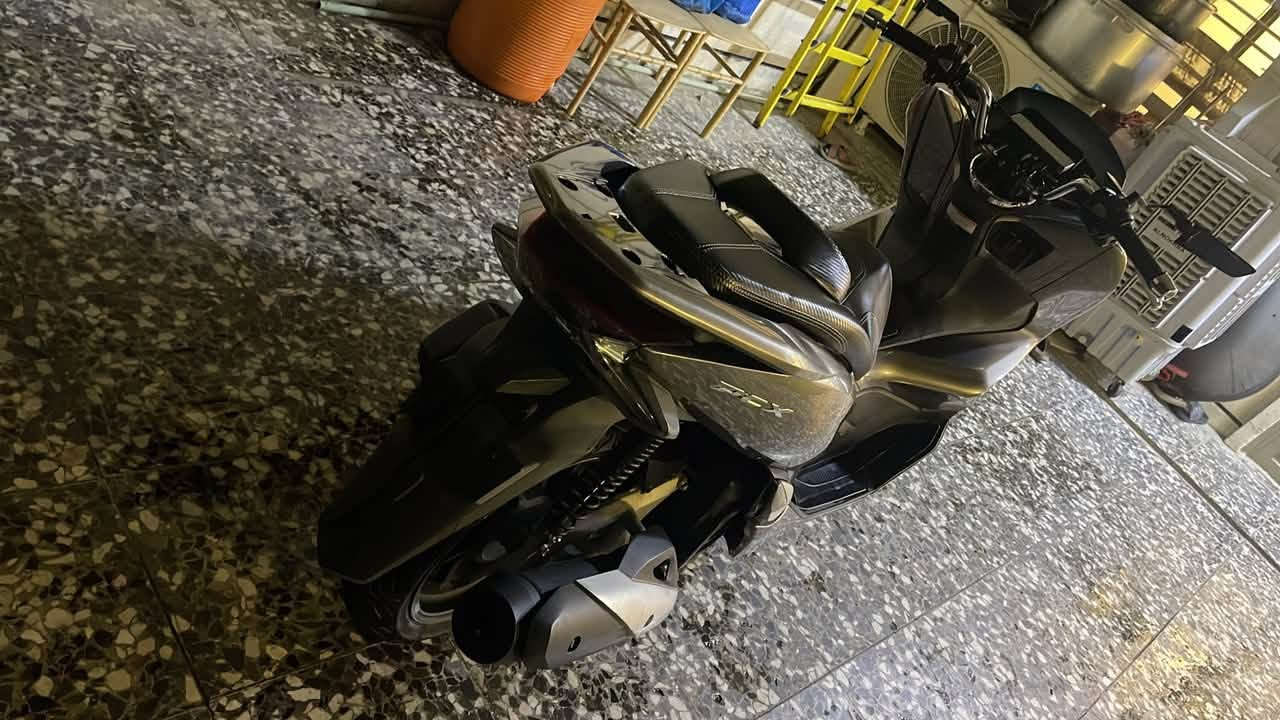 سلام عليكم PCX جيل الثالث ياباني
نازله من المعرض قبل شهرين 
ابيعلك عله صور مزاد اليابان 
الدراجه بحاله الوكاله وياها منفيسهة وكتلوكاتهة 
وبيه شاشه كاربلي الدراجه ولا غلطه كفاله حته من الطسه
حساس ازدحام✅
حساس ستان ✅
الدراجه كفاله من التاير للتاير اي نقص مابيه  
وشرط الضمان ✅
مكاني بغداد الزعفرانية ***********
