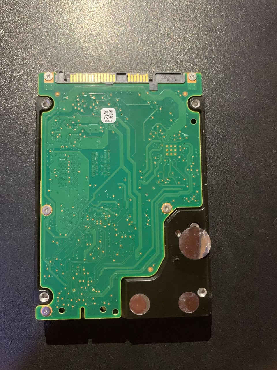 السلام عليكم شباب، متوفر عندي هارد مخصص للسيرفرات ومصفوفات التخزين، نظيف جداً وبحالة ممتازة  سعة 1 تيرا

الشركة المصنعة: HPE (Hewlett Packard Enterprise) - تصنيع Seagate.

السعة التخزينية: 1.2 Terabyte (1.2TB).

نوع الواجهة: SAS (🔴وليس SATA العادي🔴).

سرعة الدوران: 10,000 RPM (10K) أداء عالي وسريع جداً.

الموديل الدقيق: STHB1200S5xeN010

رقم القطعة (HPE P/N): 791436-003

ملاحظة للمشتري: الهارد مخصص للسيرفرات والأجهزة المؤسسية الي يدعم منافذ SAS.
ابيعه علا اعله سعر  
مكاني كركوك قريب عل مطار كركوك ماعندي توصيل 
واتساب ***********

