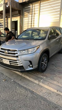 هايلاندر XLE • ٧ راكب • فتحة سقف