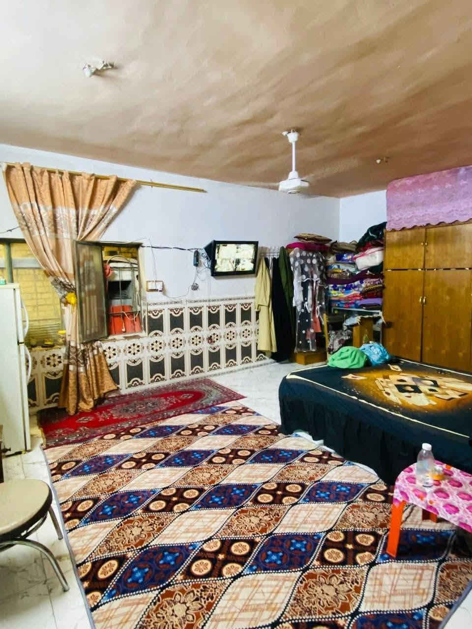 دار للبيع
الموقع📍بغداد حي النصر شارع السوق 
قرب جامع الإمام المهدي(ع) 
مساحة الدار 300م📌 
يحتوي على 5غرف نوم 
واستقبال وصالة ومطبخ 
الدار طابقين 2⃣ 
الدار طابو صرف ✅ 
يبعد عن الشارع العام 9 أفرع 
البيت مرتفع عن الشارع ✅
جاهز من كلشي  
كراج البيت يسع إلى سيارتين 
صحيات عدد 3 
٢داخلي ووحدة خارجية حمام +تواليت مشترك 
البيت يرهم بيع أو مراوس حسب القناعة 
يباع مع الأثاث أو بدونه 
للاستفسار الاتصال على الرقم 
***********
