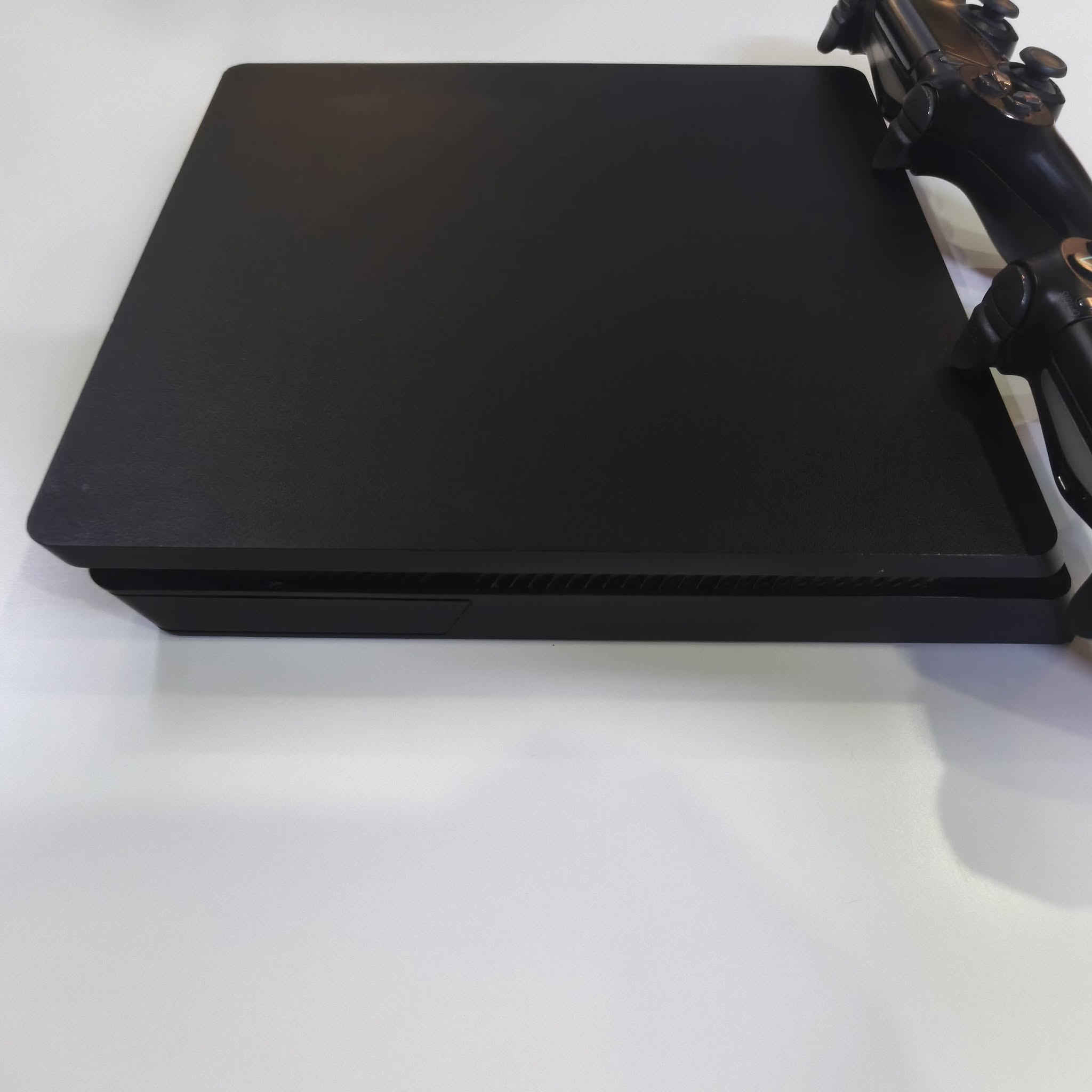 بلايستيشن 4 سليم (PS4 Slim) مستعمل بحالة ممتازة جداً 🎮🔥
​الحالة: نظيف جداً بحالة ممتازة، الجهاز مفتوح لأغراض التنظيف الدوري فقط وضمان التبريد الممتاز.
​الملحقات: يأتي مع يدين تحكم (2 Joysticks) يعملان بكفاءة عالية.
​الملحقات الإضافية: جميع كابلات التشغيل (كابل الطاقة + كابل HDMI + كابل شحن اليد).
​💰 السعر: 225 (وبيه مجال للشراي)
​للتواصل والاستفسار، يرجى المراسلة على الخاص أو الاتصال على الرقم: ***********
