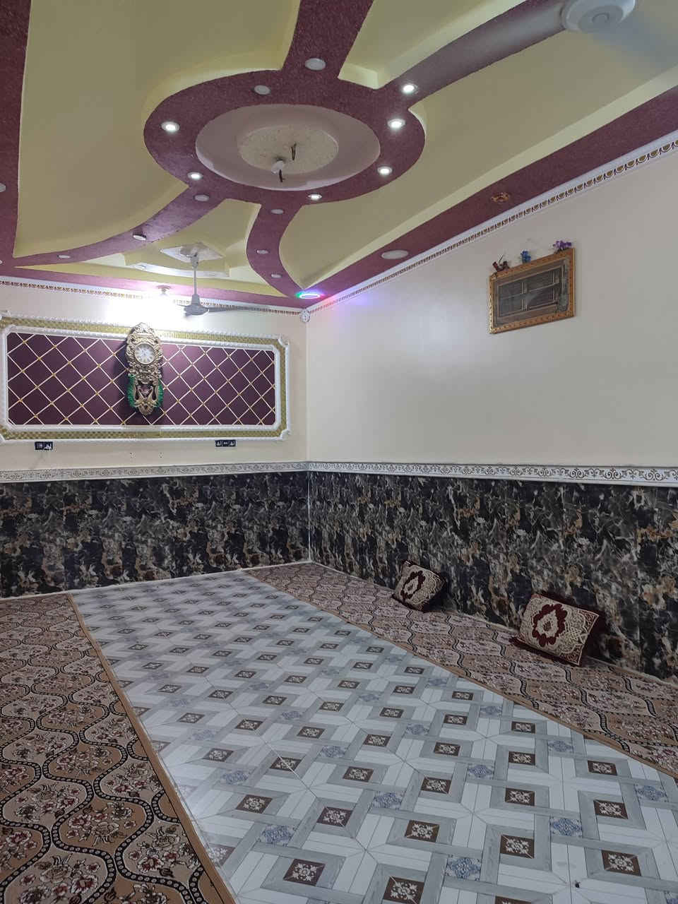 سلام عليكم الدار للبيع المساحه ٢٥٠ مسلح بناء حديث مع نصف قطعه المساحه ١٢٥ على سايدين قرب اعداديه الصناعه ***********
