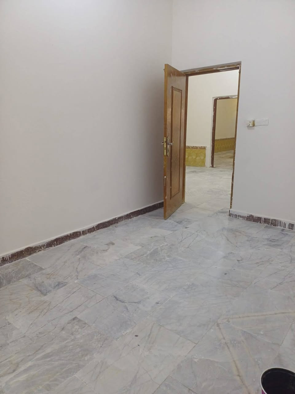 بيت ١٥٠م طابق واحد يحتوي على غرفتين في الطابق الارضي وغرفة ع السطح استقبال 3.5*7 صحيات عدد 2 للأستفسار مراسلة على الصفحة او الاتصال على رقم *********** العنوان الاسكان الصناعي دور الثمانيه قريب على الجسر الجديد

