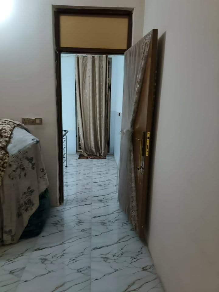 السلام عليكم ورحمة الله وبركاته 👋👋

✨—- دار للبيع ——✨

المساحه الكليه (70) متر 
الواجه (5) 📏
النزال (18)📈

البناء 👷 
1. (2) غرف نوم 
2. صاله 
3. مطبخ 
4. صحيات داخليه خارجيه 

() الخدمات السكنيه ☑️ ✔️ 
1. تبليط 10 متر 🏘️
2. ⚡️ كهرباء 
3. ماء اساله 💦 
4. مدراس🏫 
5. مسجد 🕌 
6. أسواق 💹
7 مركز صحي صيدله 🩻🩺🥼

🌍📍لعنوان بغداد الراشديه منطقه القدس (( باب الحاره )) او ((ذو الفقار )) 

للتواصل لمعرفه السعر 
رد  تم 

او اتصال 
*********** 📞
