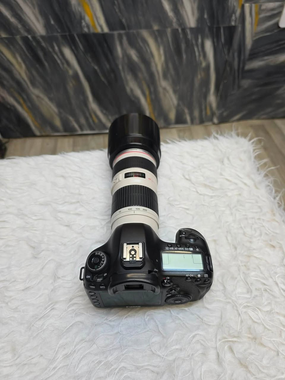 كامرة Canon 5Dlll مارك 3
مع عدسة 200/70  فتحة 4  من شركة Canon
  بحالة جديدة 
ملحقات 
بطريات 2 
حزام كتف 
جنطة 
عنون حلة 
يوجد توصيل جميع محافظات 
تواصل خاص 
هاتف ***********
