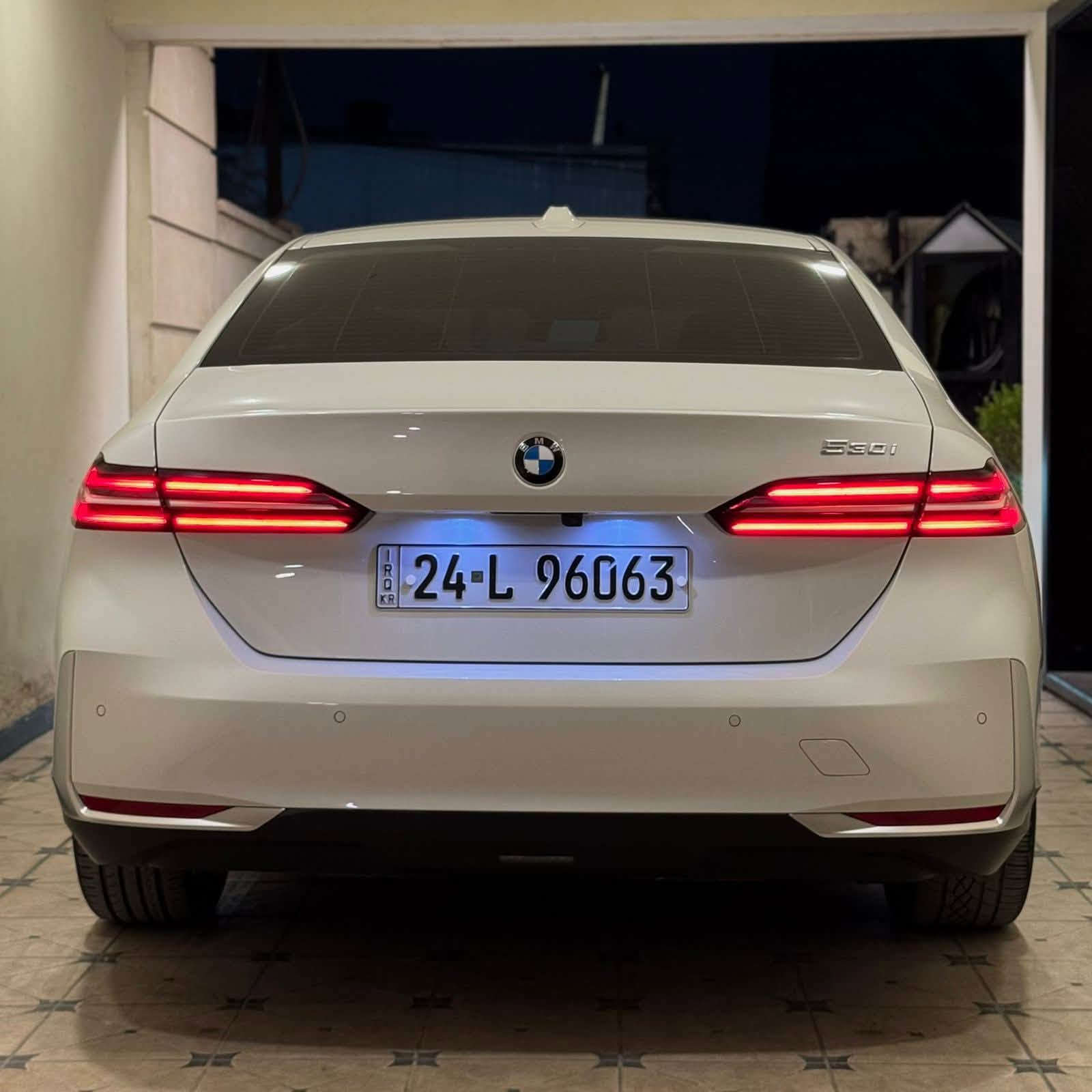 السلام عليكم 🌺
BMW 530 i luxury
موديل 2024 - الشكل الجديد 
——————————————————
المواصفات 
- داتاشو 
- ⁠خمس كامرات🎥
- ⁠فتحة سقف 
- ⁠بصمه تشغيل وابواب دخول ذكي 
- ⁠شاشة متصلة تدعم كار بلي 
- ⁠مخارج تكييف ذكية 
- ⁠انارة داخلية متغيرة 
- ⁠رادار امامي وخلفي وجانبي 
- ⁠حساس امامي وخلفي 
- ⁠كشنات جلد وتدفئة وتدفئة ستيرن 
- ⁠خزن ميموري 
- ⁠سستم صوت هارمن 🎧
- ⁠شفتات تبترونك 
- ⁠ستيرن كهرباء 
- ⁠شحن لاسلكي 
- ⁠مود درايف 
- ⁠مري شفط وقلاب ونقطه عمياء 
- ⁠انارة ترحيب 
- ⁠قفل وفتح عند الاقتراب 
- ⁠جنطه كهرباء ( تفتح بالقدم )
- ⁠لايتات داينمك اوتو 
- ⁠التحذير بالاهتزاز عند انعكاس المسار

طبعاً السيارة بيها هواي مواصفات وجديدة جداً بالعافيه الي تصير من نصيبة .☘️
السيارة ( كلين تايتل ) كفالة عامة من كلشي من الدعاميه للدعامية لاحادث ولاصبغ ولابارد ولا اي شي - بعدها على وضع الشركة 
ماشية 55 الف ميل 
رقم شمالي دخول كاتي دهوك احنه رقمناهة جاهزة من كلشي 
مغلفة ppf بالكامل ضمان ١٠ سنوات 

مكان السيارة بغداد - حي الجامعة 
وسعرها جداً مناسب وشايف كل الخير مقدماً الي ياخذها 

السعر ٤٣،٥٠٠$

للاستفسار *********** 📞
