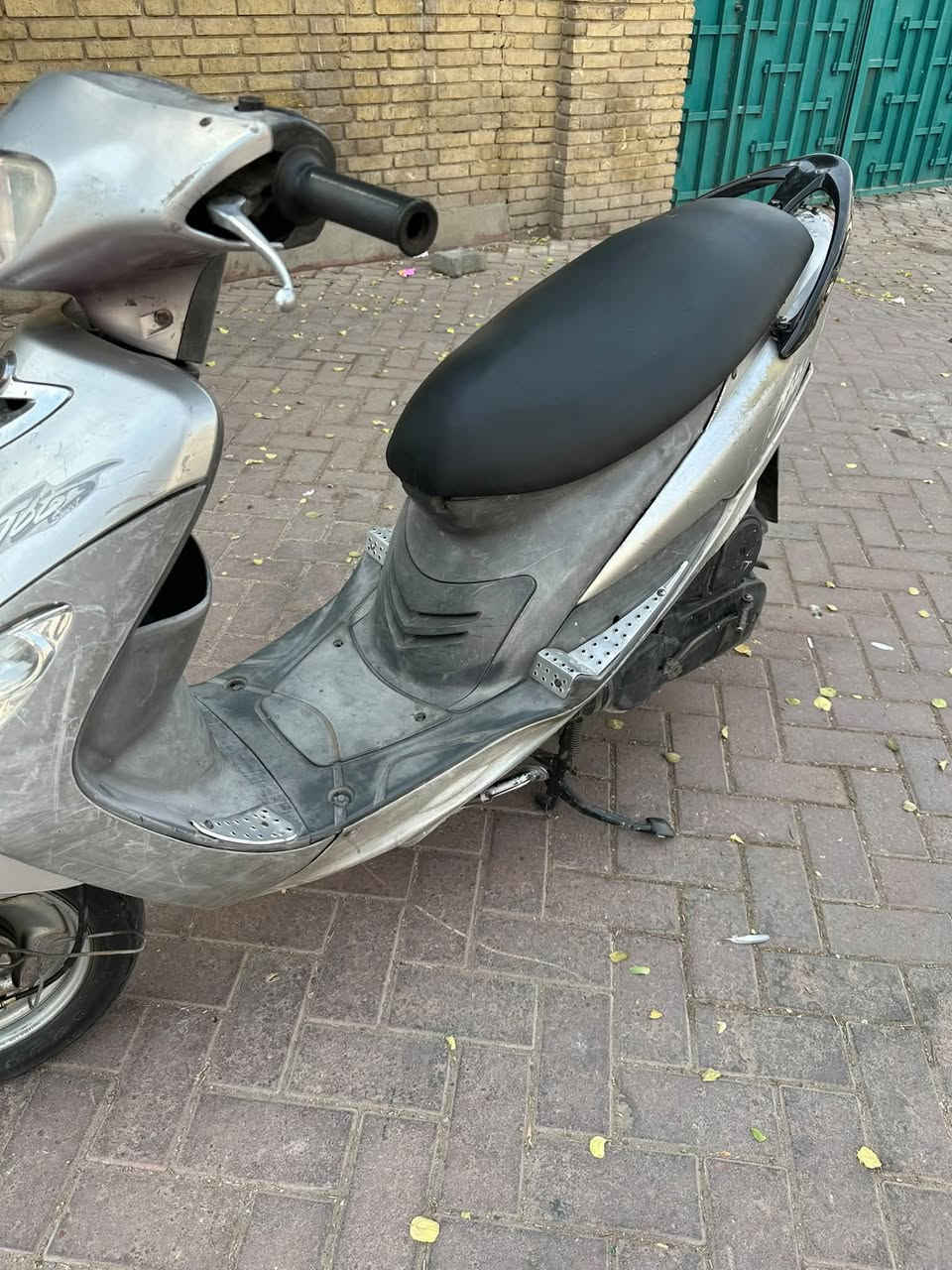 دراجه ماكس منغولي جديده مكينه مكفوله لا نضوح ولا تبخير شلعه ومعدل كهربائيات كلها شغاله اشاير سكنات لايت عالي ناصي قفل صندوك كله شغال كفرات اصليه ومكينه ناعمه سلف وهندر كله شغال ودراجه ملحه اي نقص مابيها رايدها ب550 وبيها مجال مكاني الاعظمية ***********
