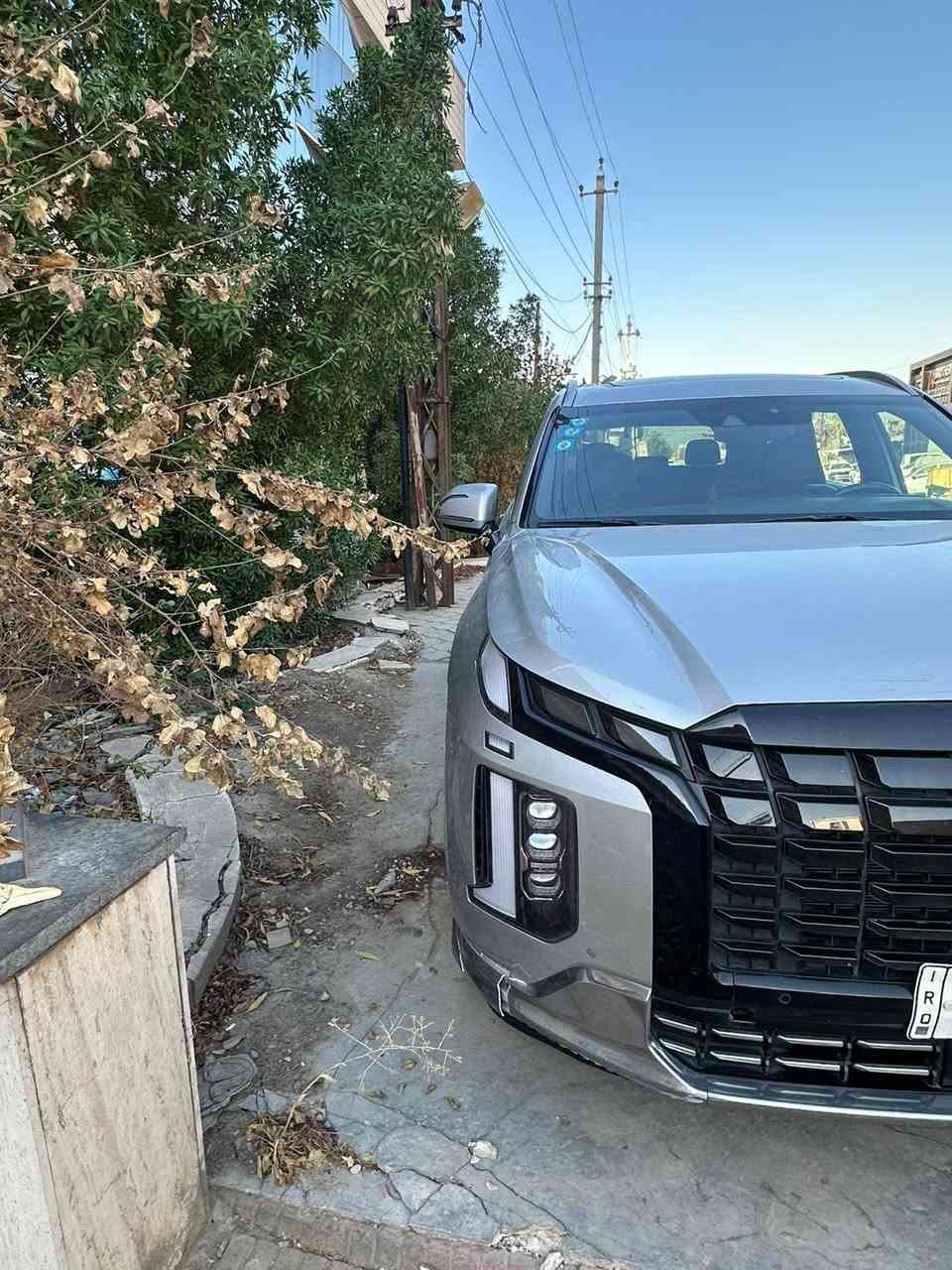 🚨 **للبيع هونداي باليسايد 2022 VIP فل كامل** 🚨
🚙 **النوع:** هونداي باليسايد  
📅 **الموديل:** 2022  
⚙️ **المحرك:** 3.5  
🛞 **الدفع:** 4×4  
📍 **الموقع:** بغداد – زيونة  
🛣️ **الممشى:** 75 ألف كم  
🎨 **اللون:** رصاصي  
🇺🇸 **وارد أمريكي**  
📄 **رقم بغداد – سنوية جديدة**

🔧 **الحالة:**  
السيارة حادثها **جاملغ/وبنيد مبدل ومصبوغ**، **بدون أي ضرر بالداخلية أو اللغد أو الشاصي**، والشاصي كله **سليم**.

⭐ **فول مواصفات VIP**  
السيارة نظيفة ومواصفاتها عالية.

💰 **السعر: 24 الف**  
🤝 التفاوض للجادين فقط.

📍 **الفحص بأي مكان يختاره المشتري.**

**للجادين التواصل خاص أو على الرقم:** 📞 [***********]
