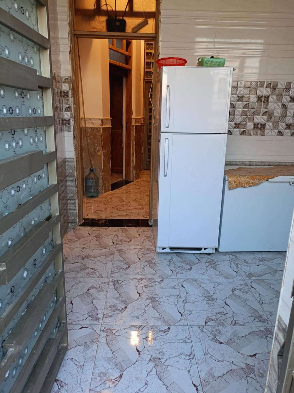 سلام عليكم بيت للبيع طابو صرف بسمي تحويل مباشر مني للشراي طابقين بناء سنة 25 كامل حي الفنانين قرب مدرسه نسيم ميسان المساحة 110 بيت جديد السعر 110 أو بية مجال للشراي  للاتصال على الرقم ***********
