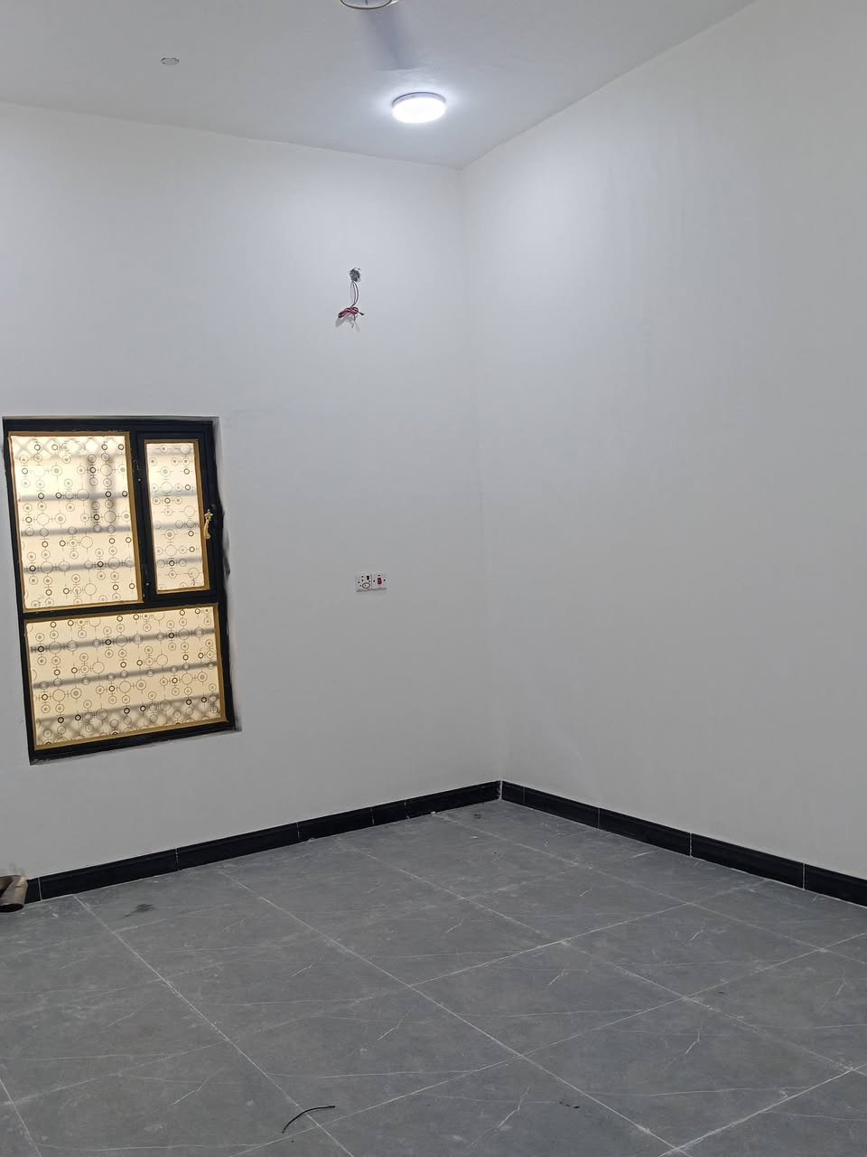 بيت للبيع طابو زراعي عراقي 

في ابو خصيب منطقة ابو كوصره 

مساحة البيت 120 متر 

يحتوي البيت على غرفتين ودوانية وصاله ومطبخ وحمام داخلي وحمام خارجي 
البناء جديد كونكريت 

شوراع تبليط مدارس كلشي متوفر 

السعر المطلوب 63 مليون وقابل للتفاوض 

لاستفسار تواصل على رقم ***********

