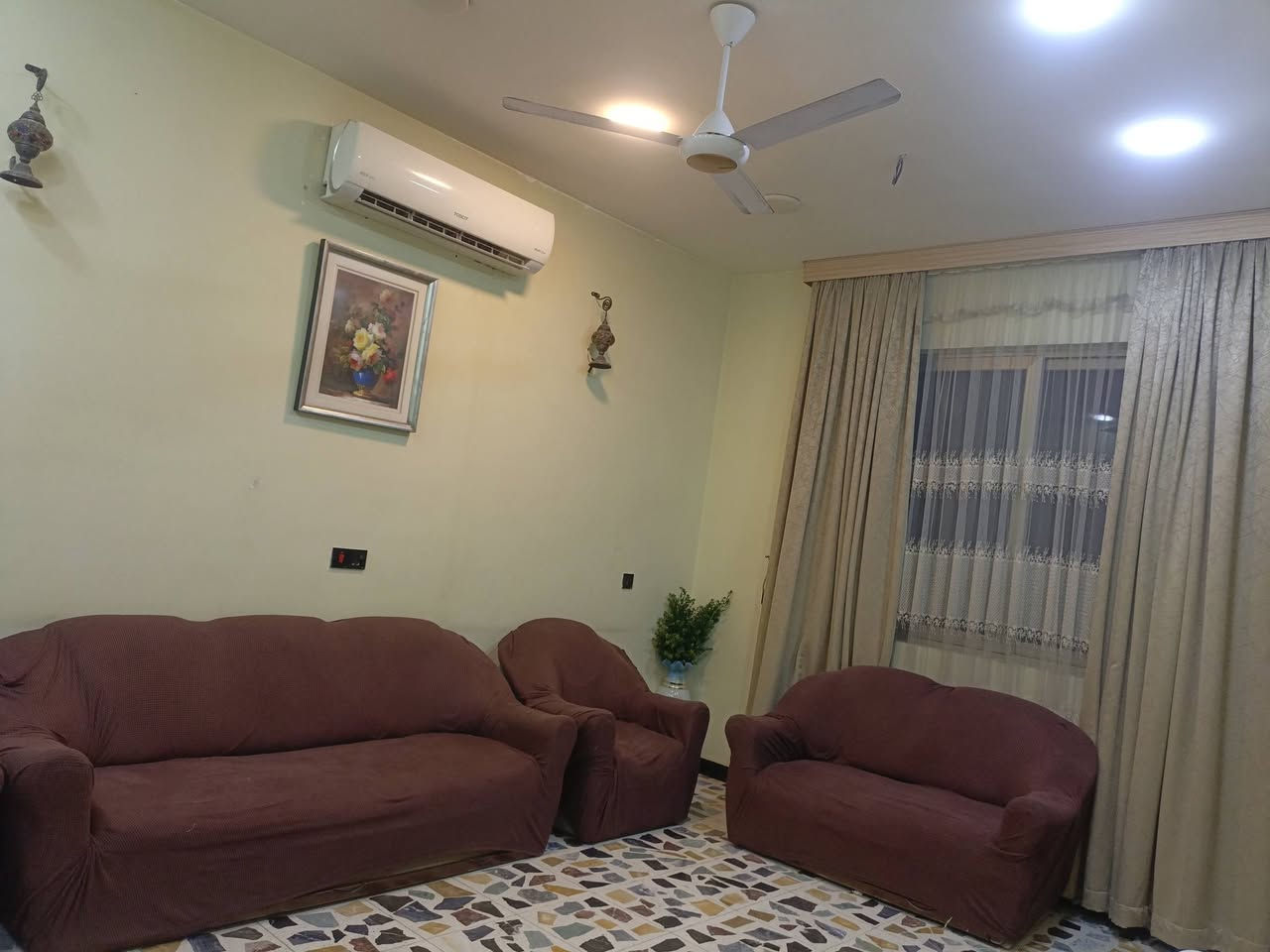 بيت ١٠٠متر ×١٤يحتوي على طارمه وحمام خارجي وداخلي مع استقبال ومطبخ وحولي وغرفه ومنور الخطيب الزراعي شارع خوله بفرع ابو قصي الدلال للاستفسار الاتصال على الرقم التالي اوخاص ***********
