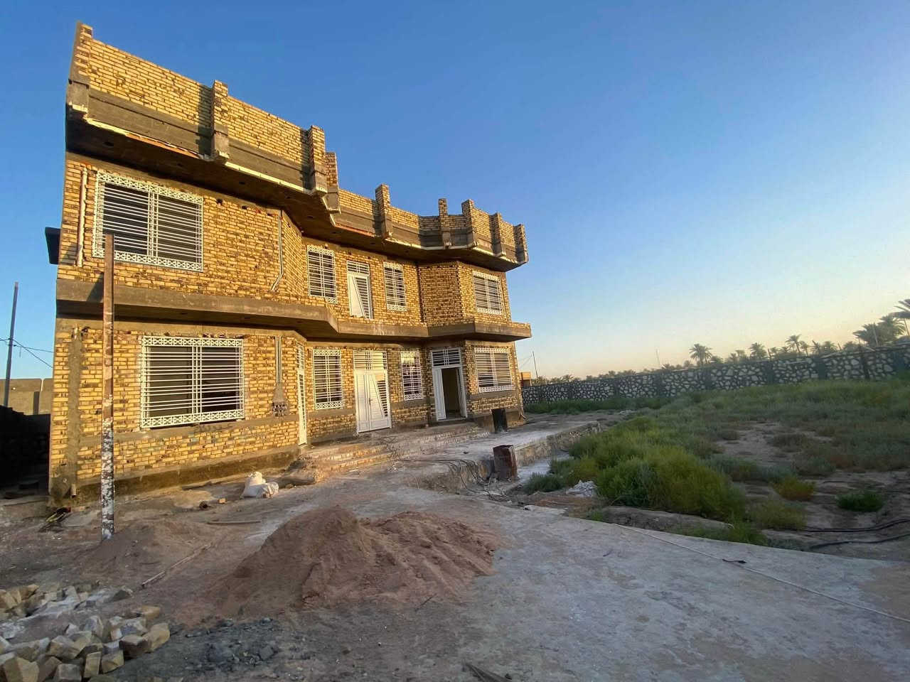 🏡 دار سكن زراعي مميز للبيع
سند 25
📍 الموقع: طريق جامعة المستقبل – خلف جامعة بابل مباشر

📐 المساحة: 1250 متر
 ... بناء الدار 300 متر
🏗️ بناء حديث – طابقين – كونكريت 

✨ تفاصيل الدار:
• مطبخ
• صاله
• استقبال
• 4 غرف نوم
• 2 مجاميع صحية
• كراج
• حديقة كبيرة 🌳
•شبابيك الالمنيوم مع كتيبة حمايه
•سويت خدم خارجي معزول
🌿 موقع مميز ومساحة واسعة،
المراجعة 
    
للأستفسار الاتصال على📲

‭***********‬ 📱
***********   📱 
@إشارة
