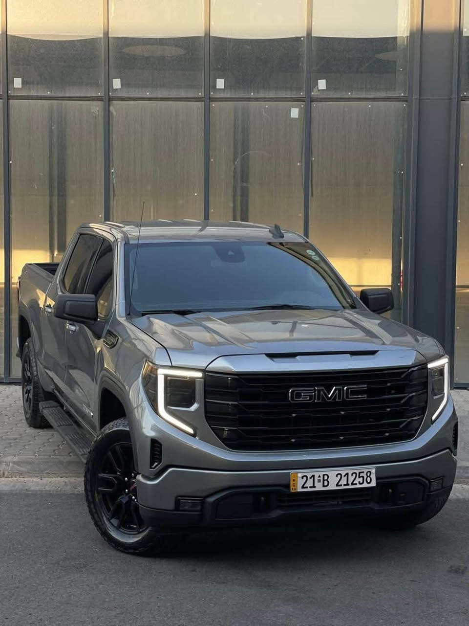 GMC SIERRA ELEVATION X31 OFF ROAD 5.3 V8
*********** 

جمسي سيرا 2023 الفيشن 
رقم السلیمانیە
محرك  v8 5300
فول مواصفات 

داخل شكل الجديد

شاشه كبيره 
بصمه تشغيل 
بصمة ابواب 
تشغيل عن بعد 
باب طويل المرغوب

 محرك V8 5.3 
اوتو ستارت 
شاحن واير ليس

ويل كب 
لايت لد زنون 
بروجكتر زنون 
شاشه كاميرا 

السعر 38500$ قابل للتفاوض 

***********
