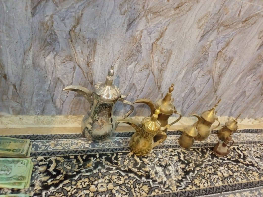 السلام عليكم سبح و عملات قديمه و ساعات و محابس  ابيع شلعه وحده ما ابيع مفرد شلعه وحده فقط مكان نجف ***********
