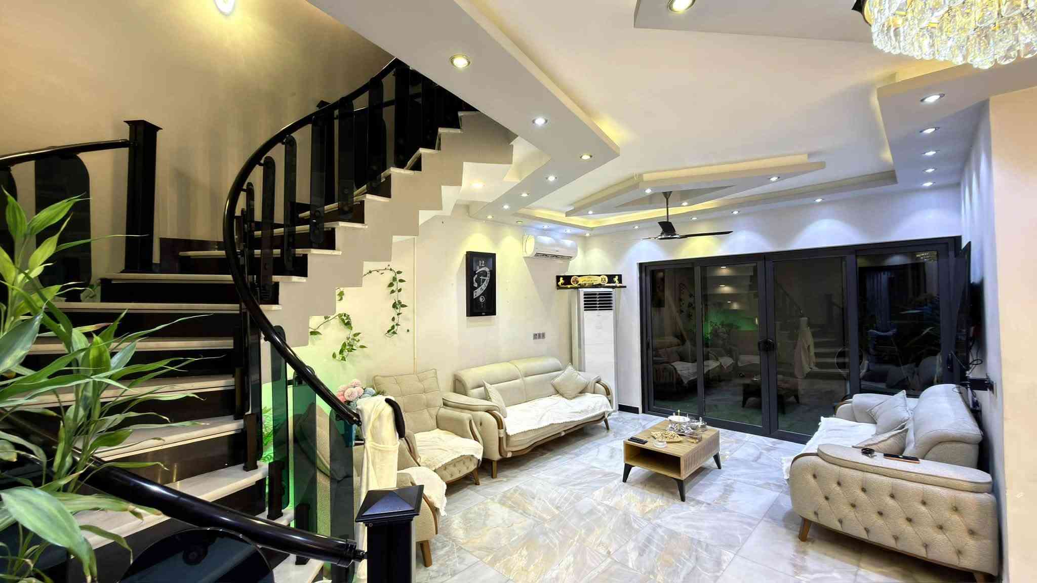 عقار للبيع 🏡
المساحة: 200 متر 📏
السند: مستقل 📄
البناء: حديث (2023) 🏗️

المحتويات:
4 غرف نوم 🛏️
3 دورات مياه 🚿
مطبخ حار 🍳
مطبخ بارد 🧊
حديقة داخلية 🌿
صالة ضيوف 👥
هول داخلي 🚪

الموقع: حي الجهاد، الطائي، مقابل مجمع النسيم 📍
للاستفسار: ***********📞
