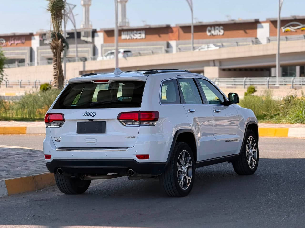 Jeep Grand Cherokee 2020 خليجي فول 1/1 - فئة / Limited Plus 
بانوراما، ويل 20 كروم، لايت عدسات LED، وحساسات امامية خلفية 
المحرك والميكانيك - وارد خليجي
•  المحرك: 3.6 لتر V6 Pentastar - 6 سلندر - 295 حصان 
•  الكير: اوتوماتيك 8 نمر ZF
•  الخليجي : راديتر تبريد اكبر، مروحة اقوى، فلتر هواء صحراوي، ودهن يتحمل حرارة
المواصفات الخارجية اللي مبينة بالصورة
•  سقف بانورامي يفتح بالكامل 
•  صندوق كهربائي يفتح بالقدم
•  لايتات زينون + LED نهاري + كشافات ضباب
•  ويل 20 انج كروم الماسي
•  دخول ذكي بصمة على 4 ابواب + تشغيل عن بعد
•  حساسات امامية وخلفية + كاميرا خلفية 
•  مرايا كهربائية بيها تدفئة وطي اوتو

داخلية الفول فول
•  المقاعد: جلد طبيعي لون بيج ، تدفئة وتبريد تدفئة ستيرن 
•  كهرباء: كراسي امامية كهرباء بذاكرة 8 اتجاهات، ستيرن كهرباء
•  الشاشات: شاشة كبيرة 8.4 انج Uconnect تدعم ابل كاربلاي واندرويد اوتو + شاشة عدادات 7 انج ملونة

انظمة الامان والرادارات 
•  رادار امامي + مانع تصادم اوتوماتيكي + مثبت سرعة متكيف
•  مراقبة النقطة العمياء + تنبيه حركة خلفية 
•  تحكم على المنحدرات Hill Descent Control
•  8 ايرباك، نظام ثبات ESP، مانع انزلاق، ABS، حساس ضغط اطارات، نظام تنبيه السائق
- بيها صبغ جامرلغ سايق طرف سايق وربع بونيد 
اي استفسار ***********
سعر 230$
