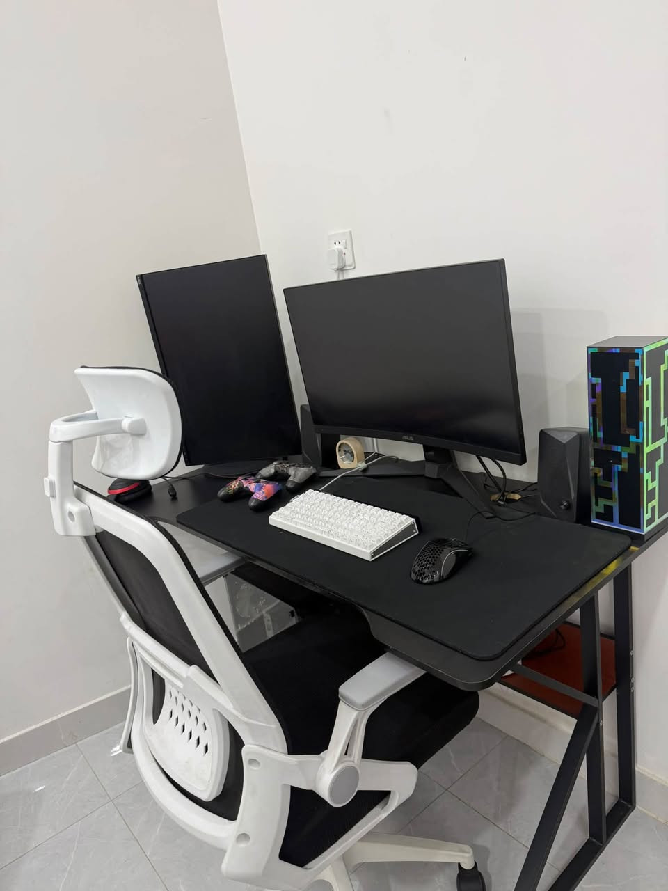 السلام عليكم شلون الحبايب 
سيت اب كامل للبيع 
المواصفات:

CPU: AMD R5 5500
GPU:RX 6650 XT
RAM:ddr4 16(2*8)
P.S:500W
M.2 1T 
الشاشة الاساسية: 

ASUS VG27V
27"
165HZ

Windows 11 pro مفعل
مواصفات مقاصره وتكدرون اشوفون ادائه باليوتيوب الحسابه كلشش نضيفن استعمال بسيط كلشش سبب البيع عدم التفرغ وانشغال بالشغل 
 
الشاشة الثانويه:
60Hz

السماعة :

HyperX Cloud III 🎧
الكيبورد: 
Attack shark 
كرسي مكتبي كلش حلو ونظيف كلشش قليل استخدامه 
والميز موضح بالصورة 
سماعة خارجيه read dragon 

ماوس باد ستيل سيريس

ماوس: 

Glorious

واضافه الهن UPS
السعر كامل كلشي بمليونين امانة الله كلفتني اكثر 

مكاني الاعظمية تحب تجي تفحص وتاخذ راحتك كل الهلا بيك 
للتواصل رقم *********** وكل الهلا بيكم
