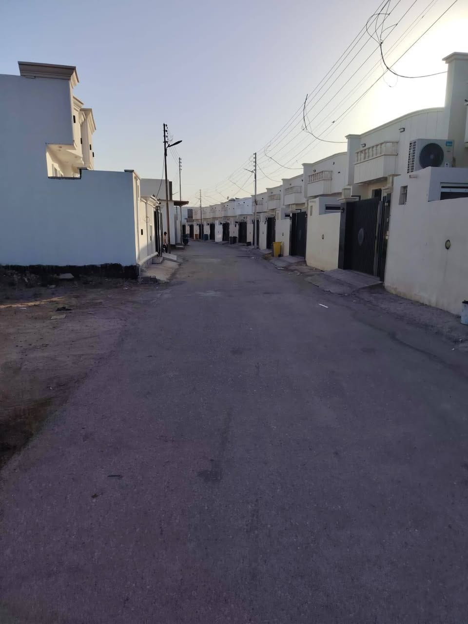 للبيع : دار جديد طابو زراعي سند(25)
    طابق واحد بناء طابوق.. تحويل مباشر للمشتري
      يحتوي على /٢ نوم/ استقبال/ صاله/ مطبخ حار بارد
      حمام داخلي/ وصحيات خارجيه /وكراج
        المساحه /  200 متر
        السعر/135
        للاستفسار على الرقم/ *********** واتساب
        مكتبنا رمادي شارع٤٠ مقابل جامع الواثق
