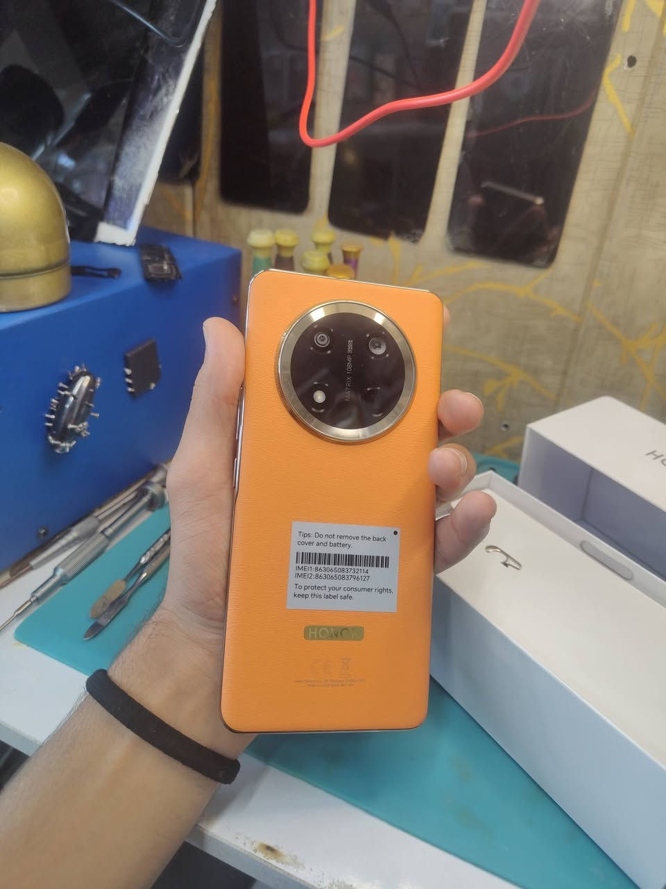 HONOR x9c ذاكره256 عشوائية 8 تلفون جديد مامشتغل فقط فتح كارتونه السعر:400وبي مجال رقم الهاتف والواتس ***********
