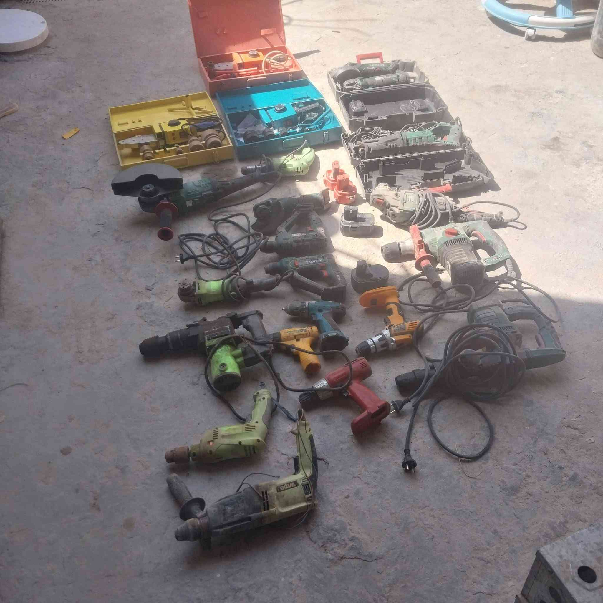 يوجد عده كامله للبيع متكونه من كاويات ماء دريلات تفليش وتثقيب وتحتوي على كوسرات وايضا منشار قطع خشب ترددي كهربائي للاستفسار اتصال بهذه الرقم ***********
