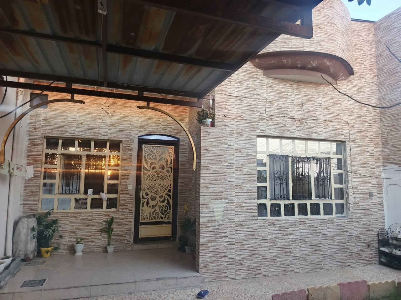 🏠 للبيع داران سكنيان توائم – حي فلسطين
📍 الموقع: حي فلسطين – منطقة 95، قرب مولدة الجبوري
📐 المساحة: 150 متر مربع
🏡 الطابق: طابق واحد
📜 الملكية: ملك صرف
🔹 يتكون الدار من: • غرفتي نوم
• هول
• غرفة استقبال
• مطبخ
• صحيات
• كراج واسع

الدار الثاني نفس الخريطة و نفس التصميم 

✨ موقع سكني جيد، والدار مناسب للسكن العائلي.
💰 السعر: خاص عند المالك
📞 للتواصل والاستفسار:
***********
***********
