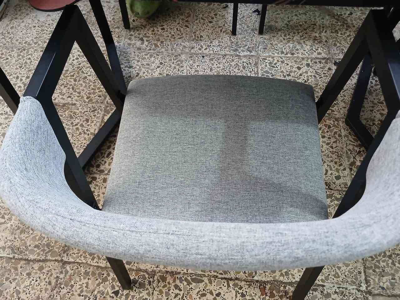 ميز طعام • جديد • مشتراه يومين