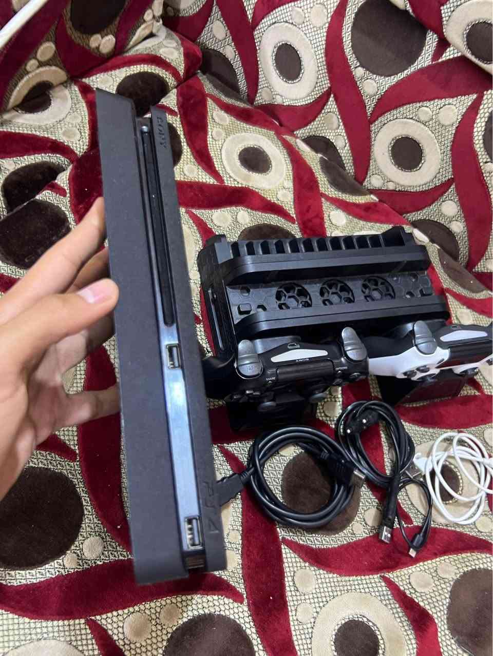 سلام عليكم بليستيشن 4 سلم مهكر ذاكرة 500GB لامصلح ولامفتوح لوك ستيكر شرط فحص وضمان كامل ملحقاتة جوستكات عدد 2 وقاعدة تبريد وكيبل تشغيل وكيبل HDMI وايرات الشحن 
وبي 4 العاب وتكدر تضيف بعد العاب 
السعر 250 مكاني البصرة الجمعيات 
*********** البصرة, العراق

نص مكتوب في الصور:
- Missed Jump تم ربح جائزة! ibrahim RMA WWW Grand Theft Auto Vice City PlayStation 2 PS4 PES 2013 MINECRAFT PLAYSTATION 4 EDITION Stray بدء